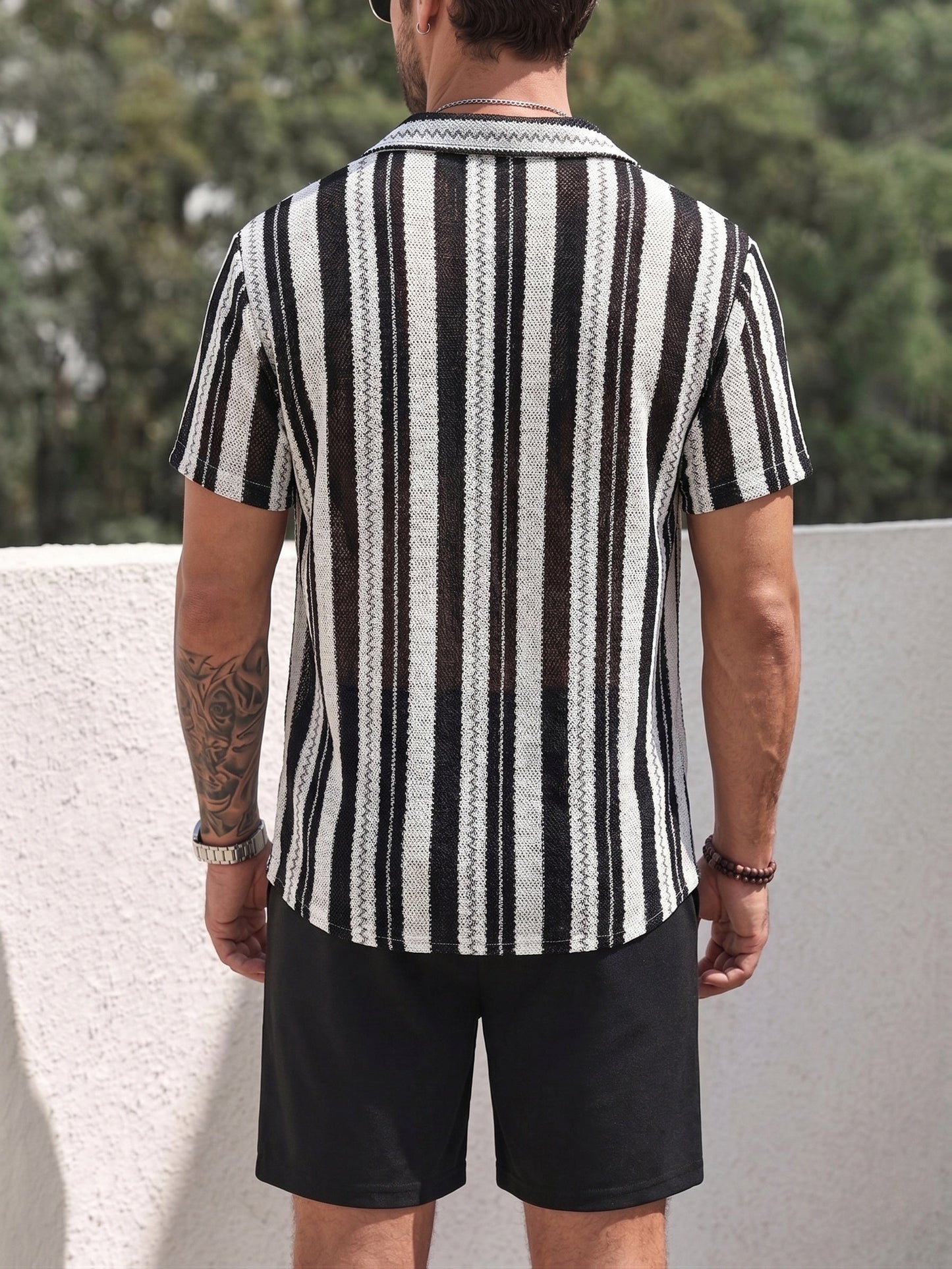 Camisa casual de resort para hombre con patrón de rayas verticales y tejido abierto – Perfecta para vacaciones y verano