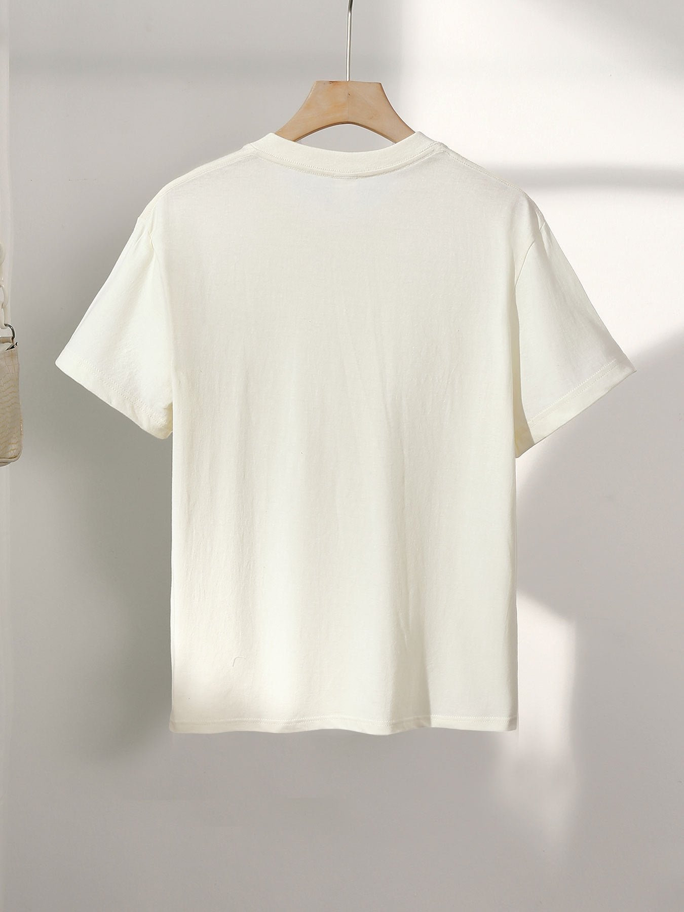 Dame T-shirt med dyreprint og inspirerende citat – moderigtigt fritidsskjorte med leopard- og zebramønster