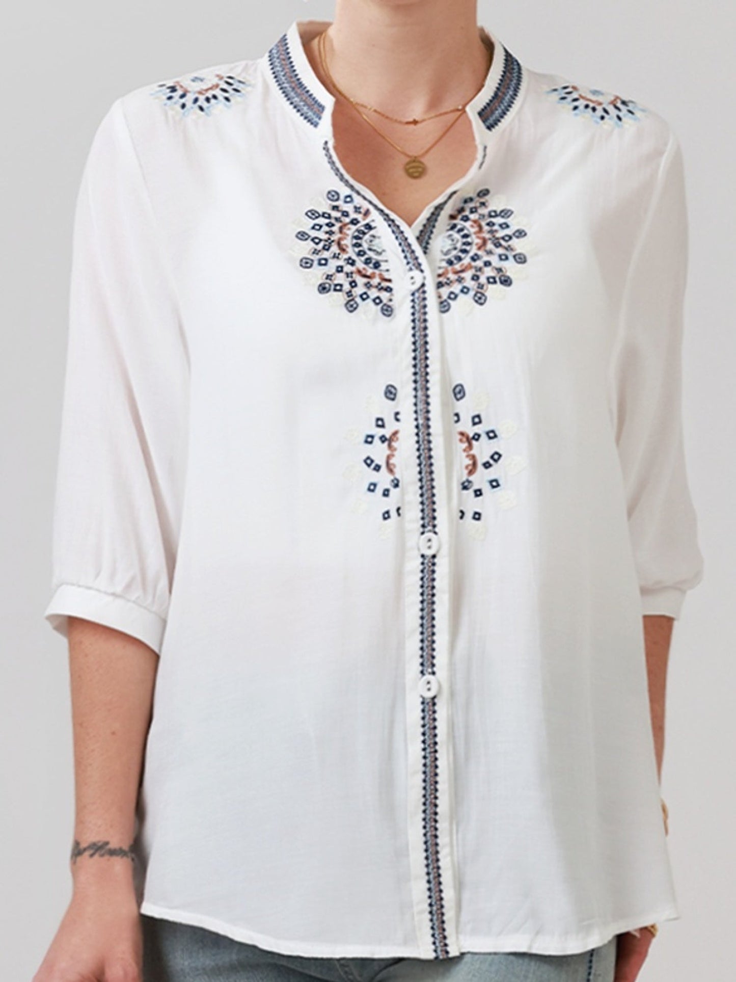Damebluse elegant broderet med ståkrave og 3/4-ærmer – Perfekt til forår og sommer