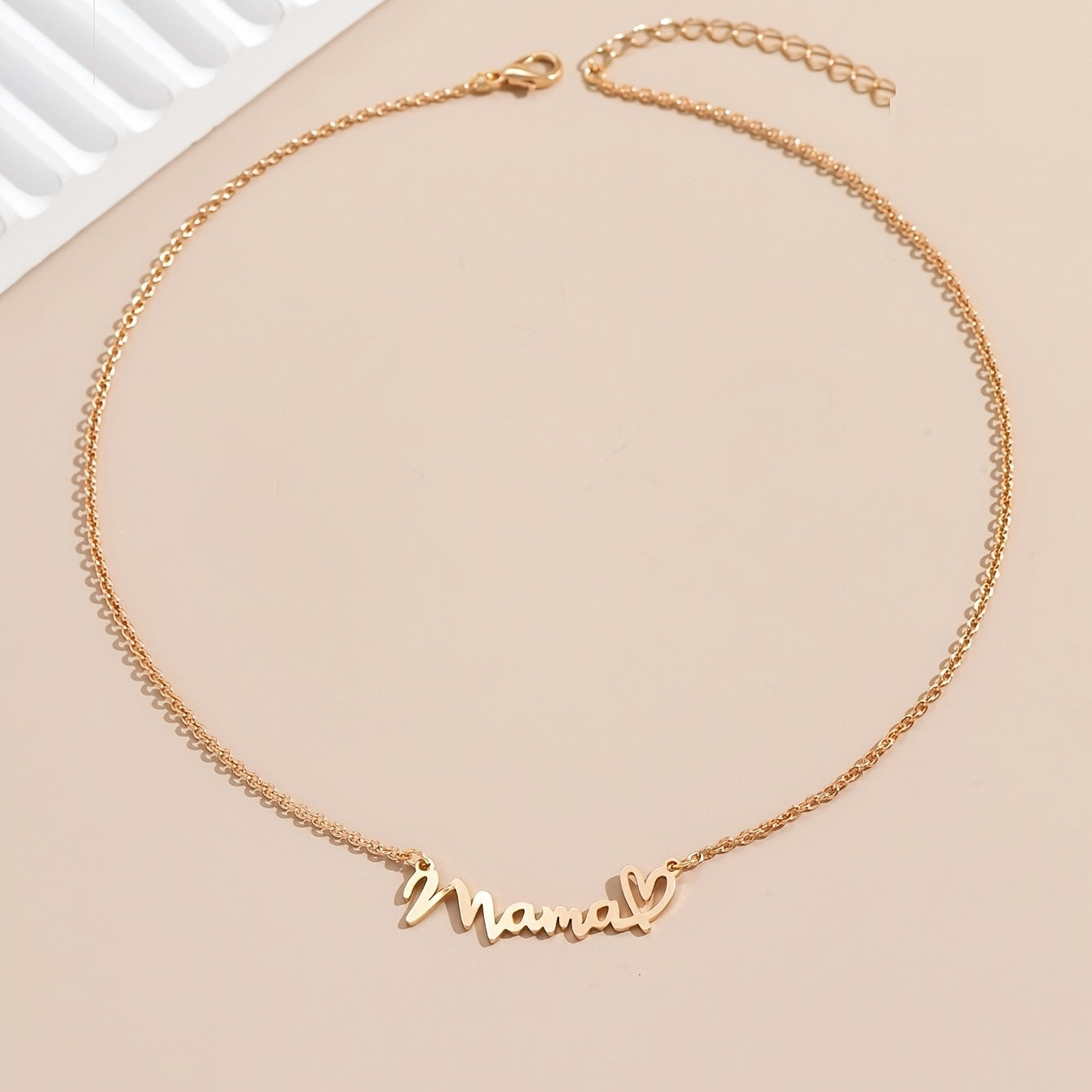 Damhalsband Mama-ord med hjärthänge – Elegant present till mammor, vardag och speciella tillfällen