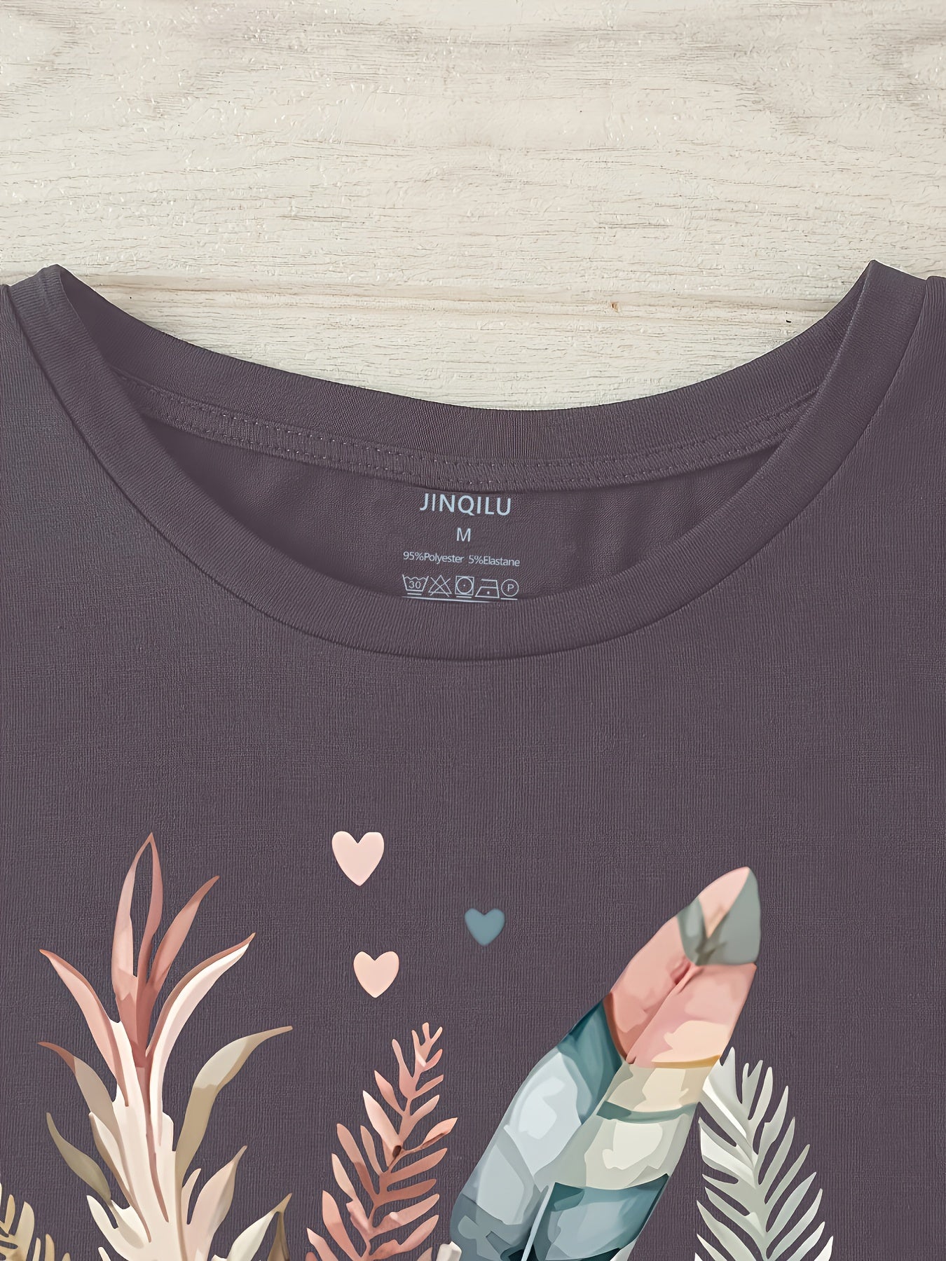 Dame T-skjorte med blomster- og fjærprint, avslappet, sommermote