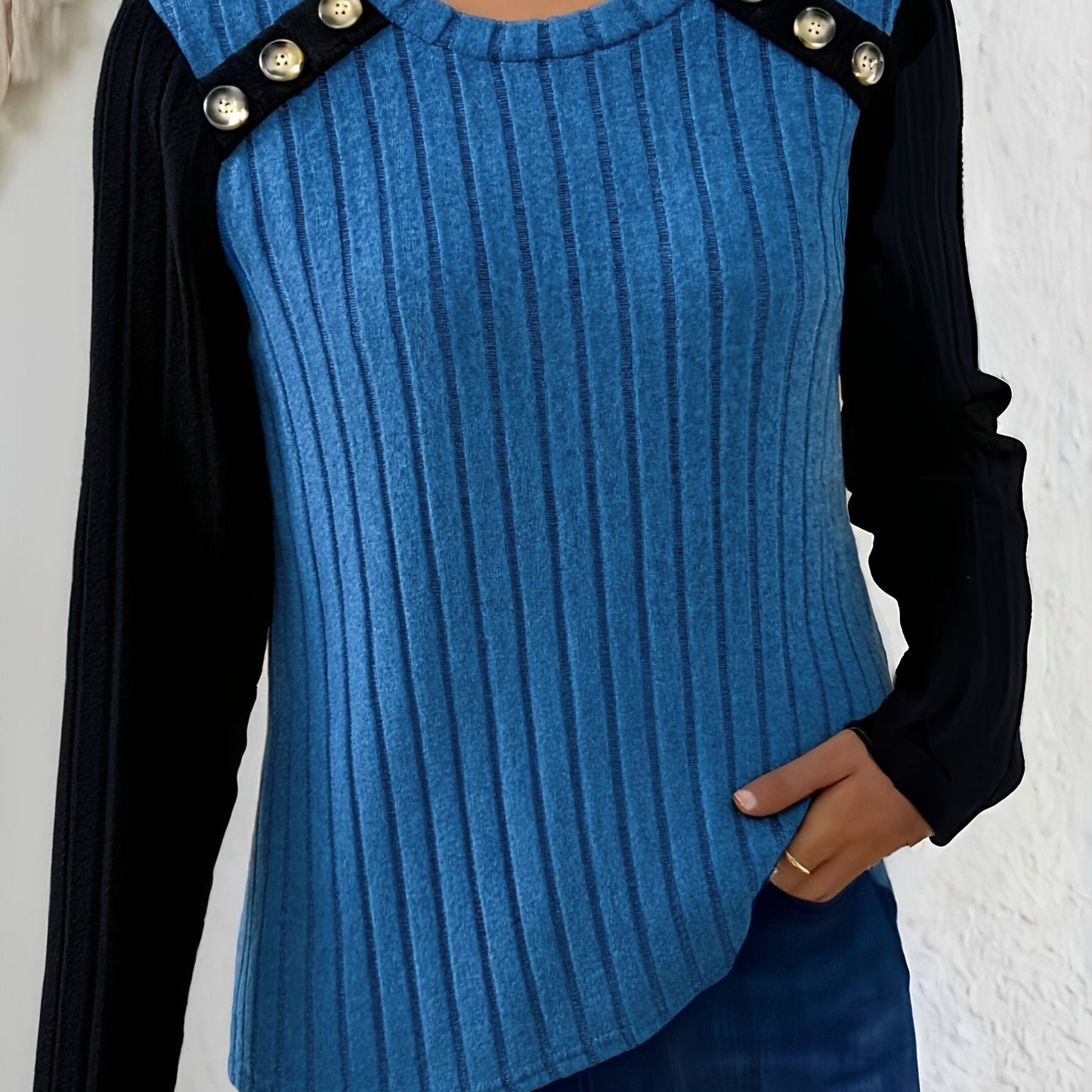 Langærmet dameshirt med rund hals, ribstrik og knapper på skuldrene