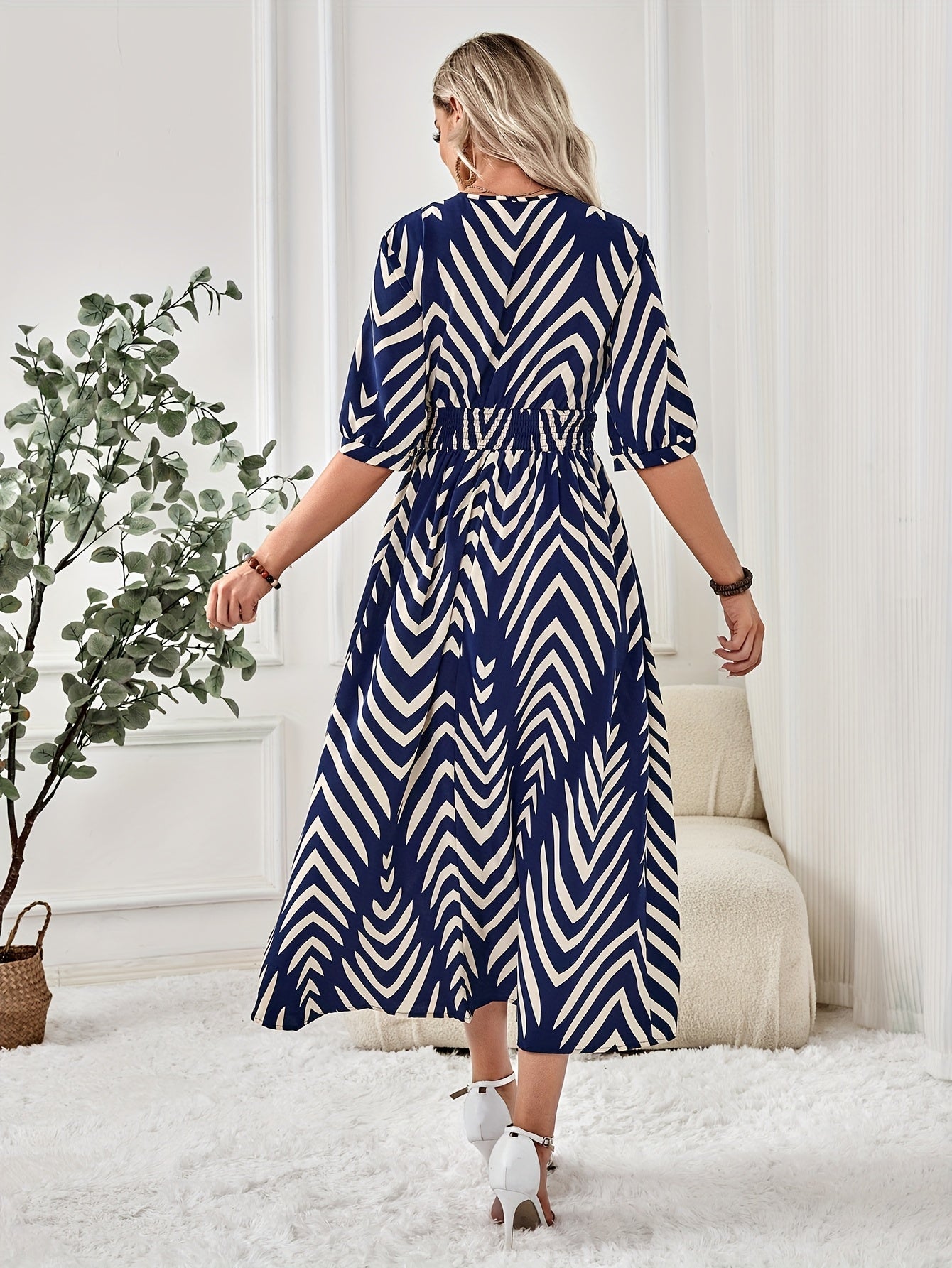 Dame maxikjole med chevronmønster og slå-om-look – Elegant fritids- og sommerstil