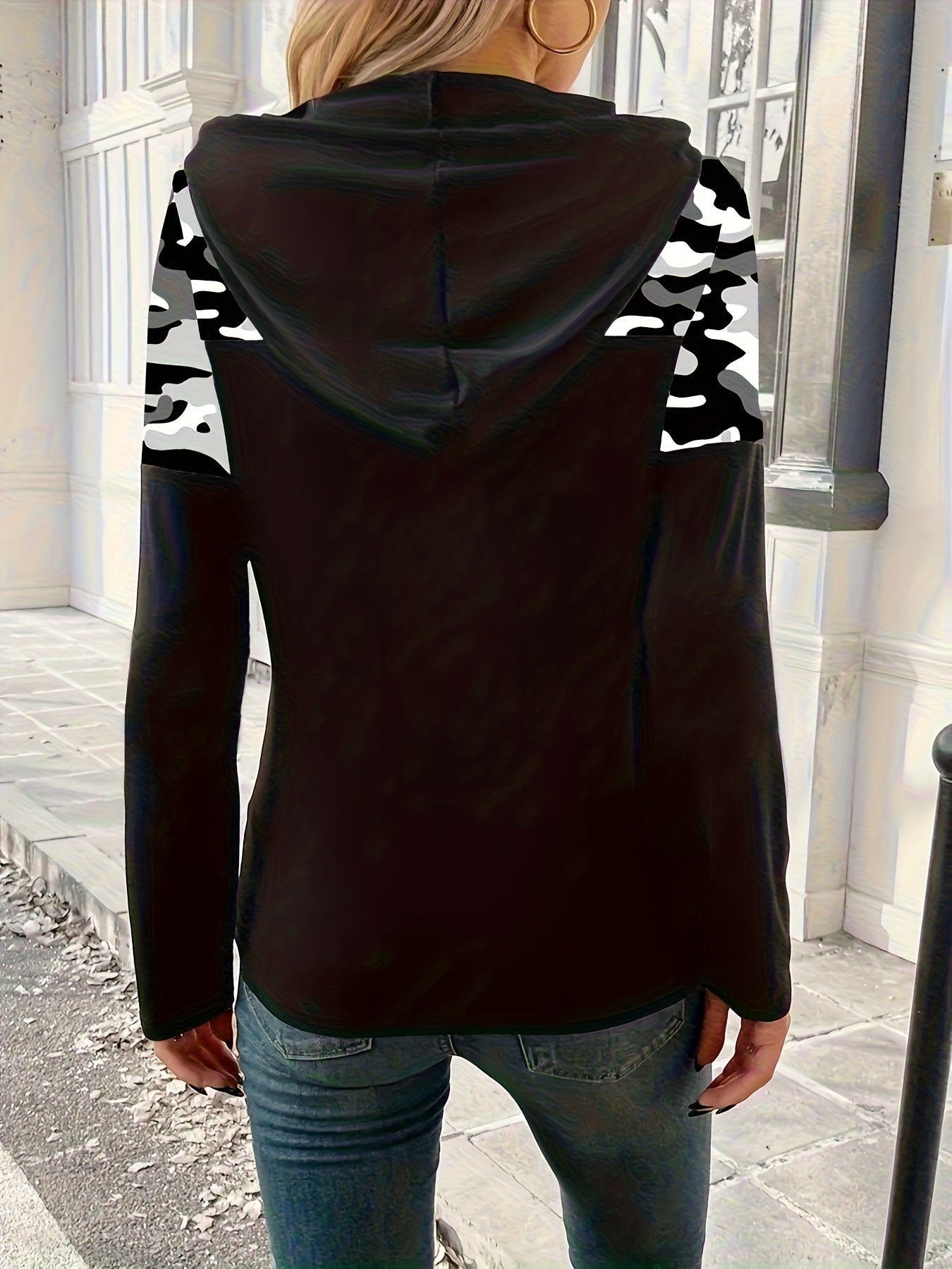 Damehoodie med camouflage- og hættetrøje, lange ærmer, sort