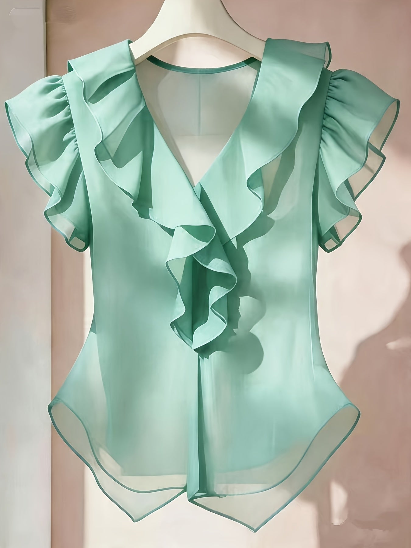 Damevolantbluse med V-hals og volanger – Elegant chiffongbluse for kontor og kveld