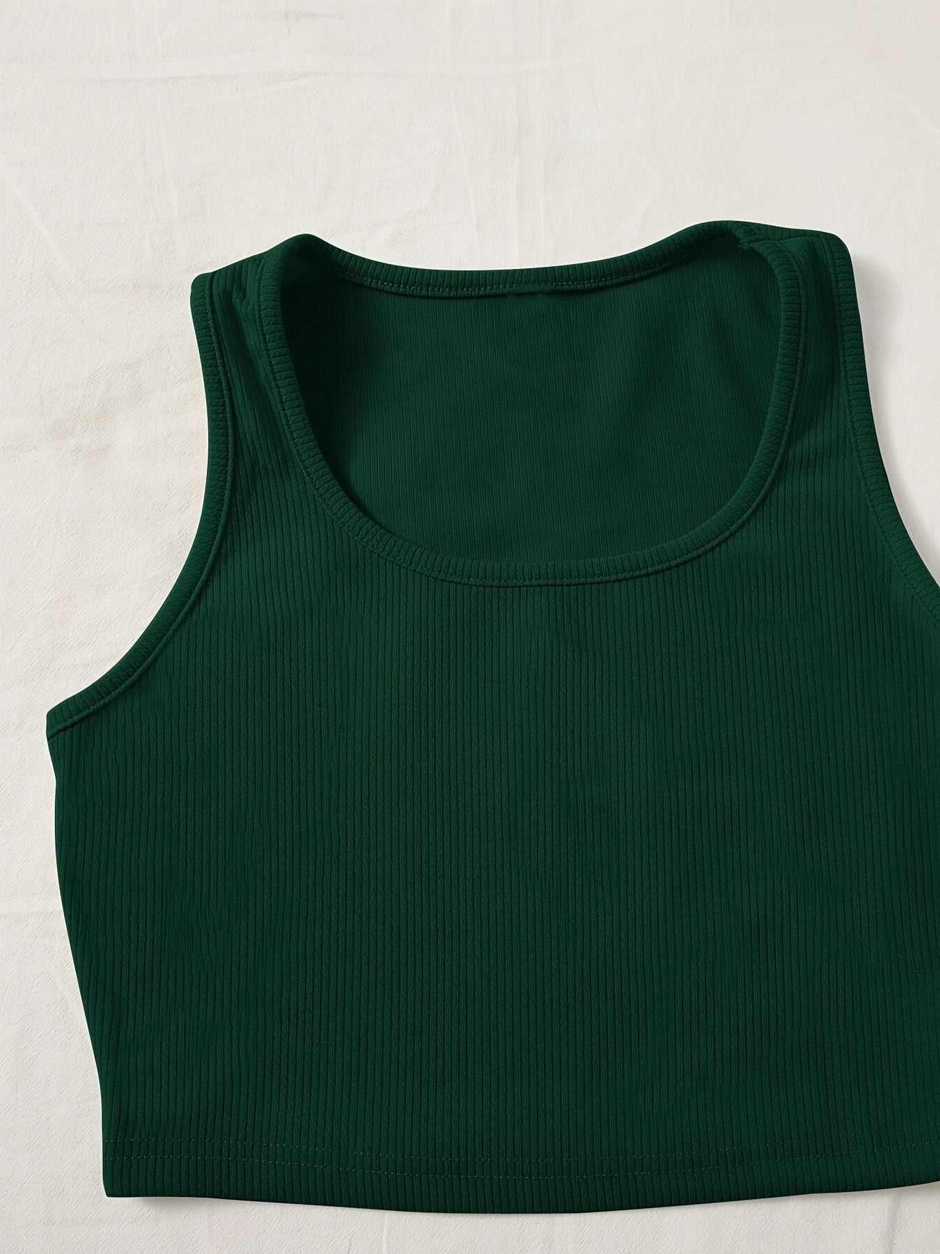 Damski zestaw casual z prążkowanym crop topem i szortami – modny komplet na co dzień i lato