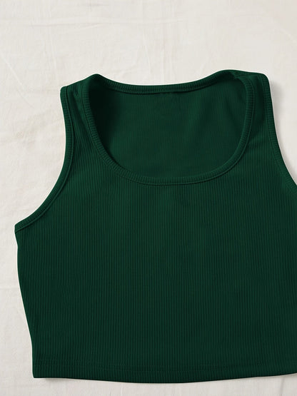 Damski zestaw casual z prążkowanym crop topem i szortami – modny komplet na co dzień i lato