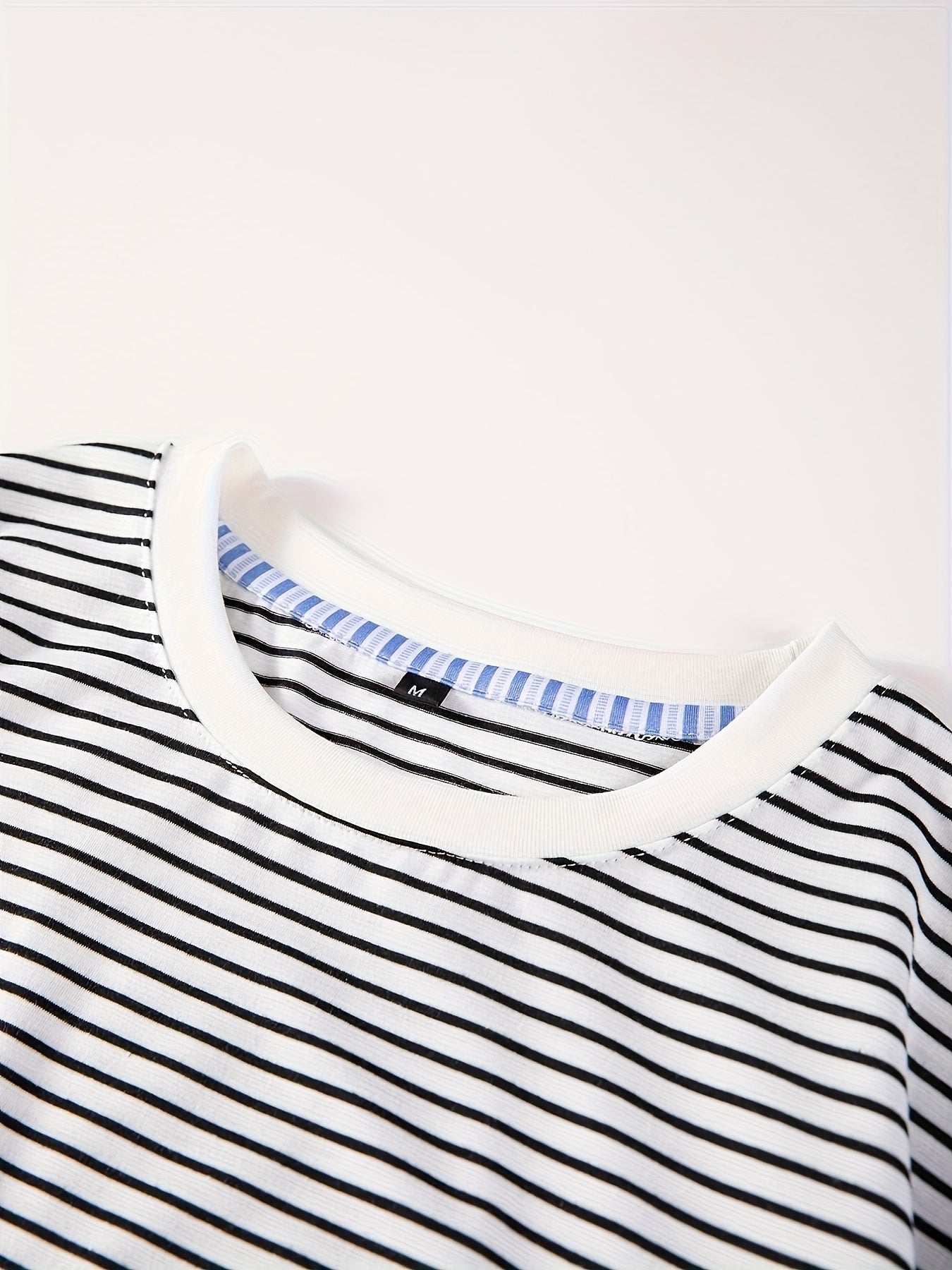 Męski T-shirt z klasycznymi paskami – krótki rękaw, nowoczesny i wszechstronny
