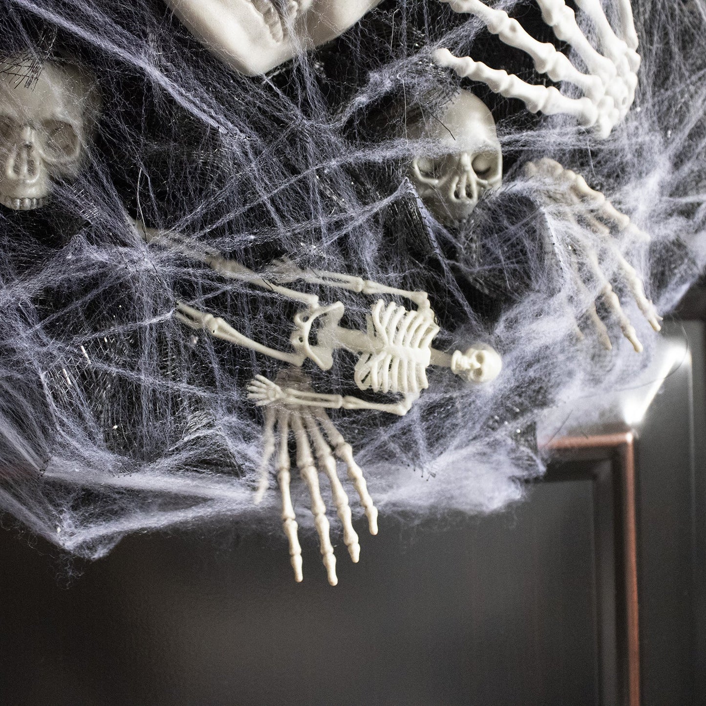 Halloween dørkrans med skeletguirlande – Uhyggelig hoveddørsdekoration til Halloween-fester