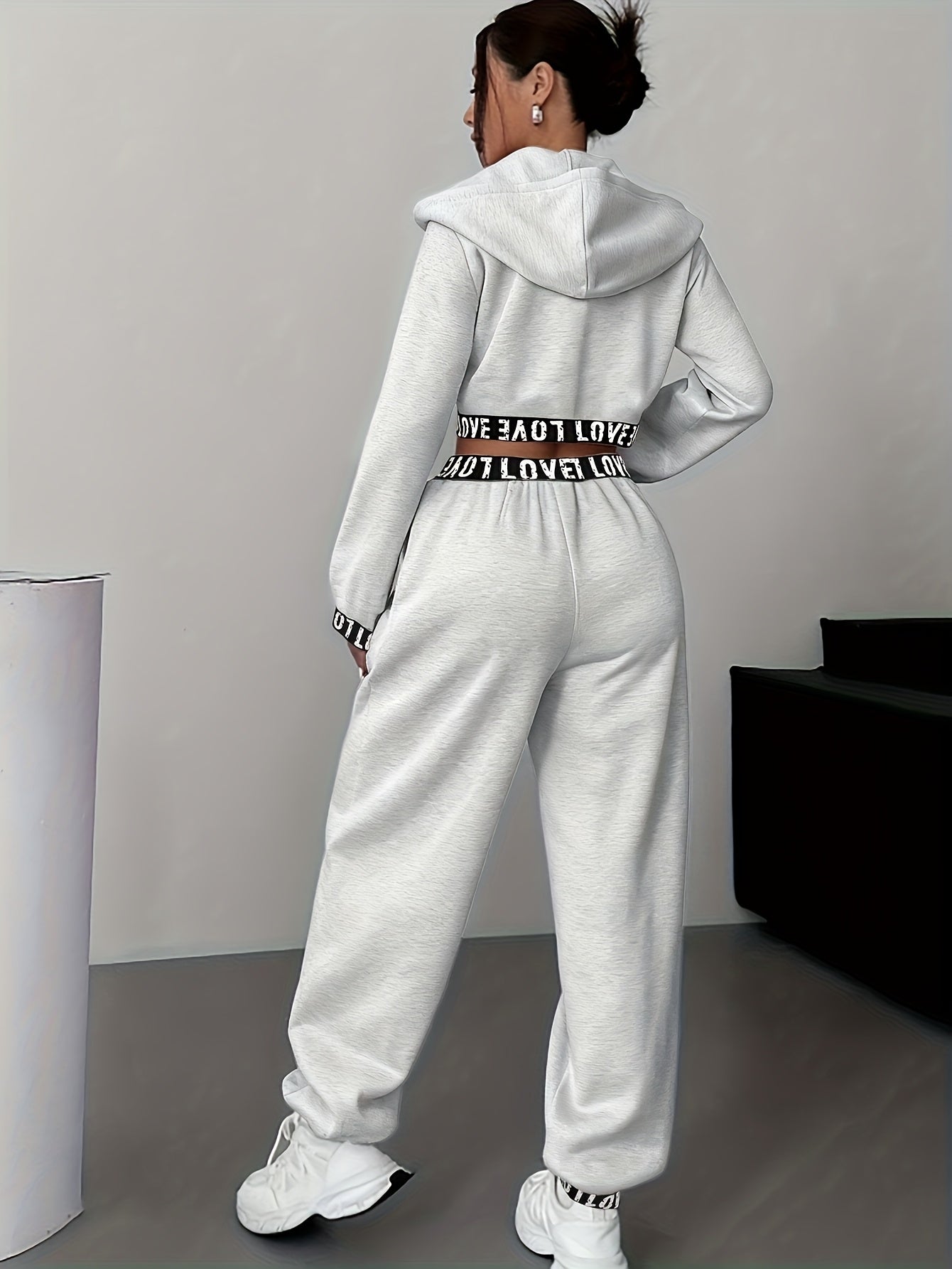 Sportieve dames-loungewear-tweedelige set met cropped hoodie en broek, band met het opschrift ‘LOVE’