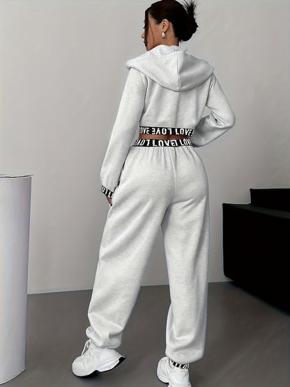 Sportieve dames-loungewear-tweedelige set met cropped hoodie en broek, band met het opschrift ‘LOVE’