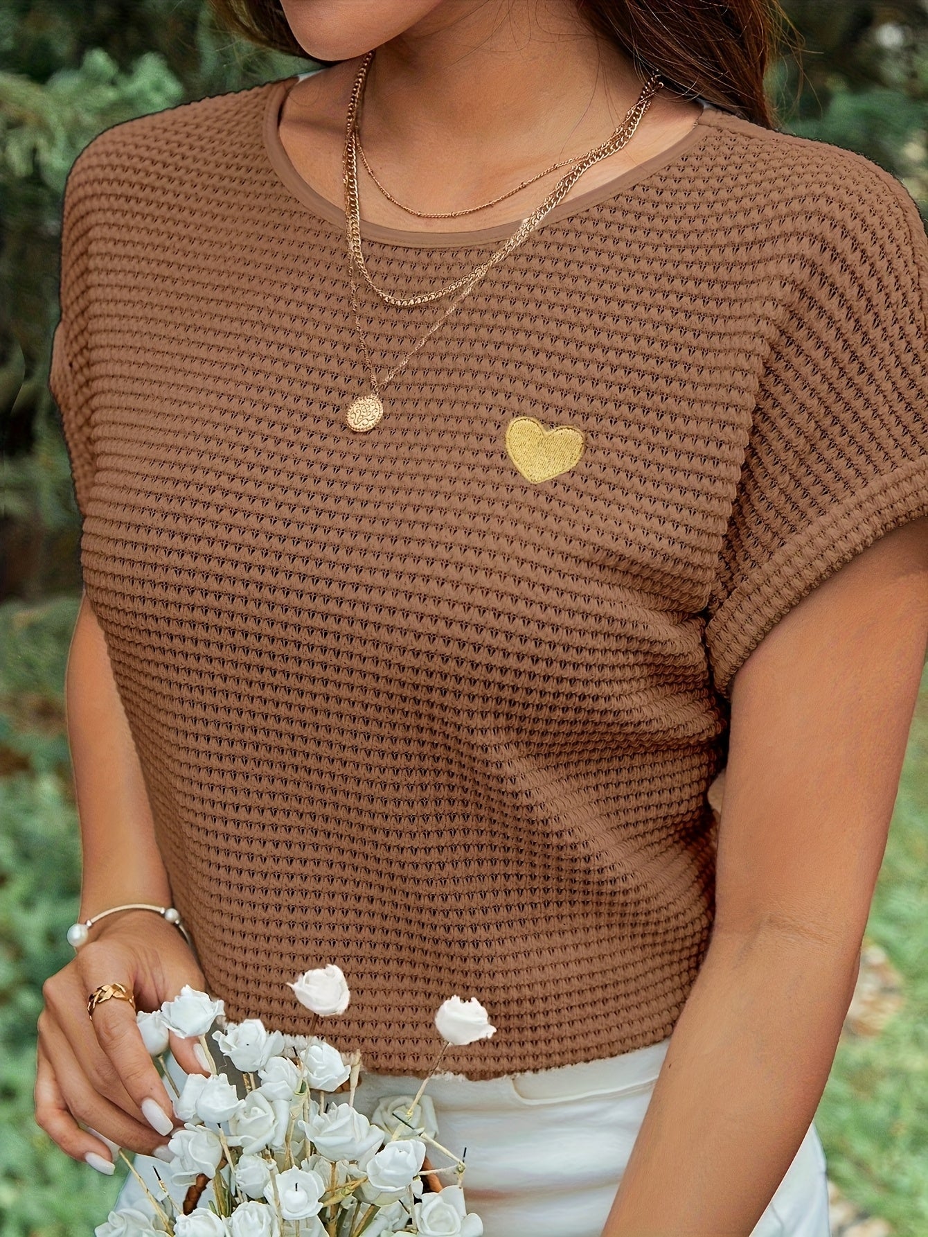 Damen Sommer Strickshirt mit Herz-Detail, Eleganter Freizeit-Look, Kurzarm Oberteil
