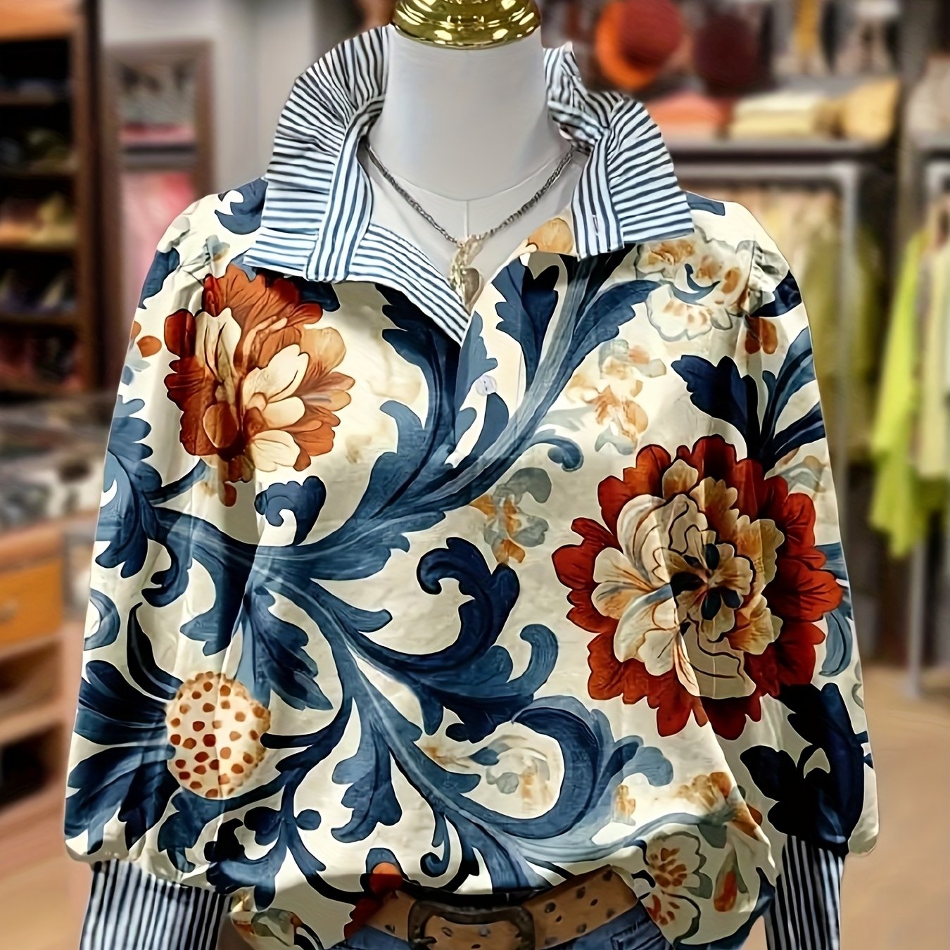 Blusa de mujer con estampado floral, cuello y puños a rayas