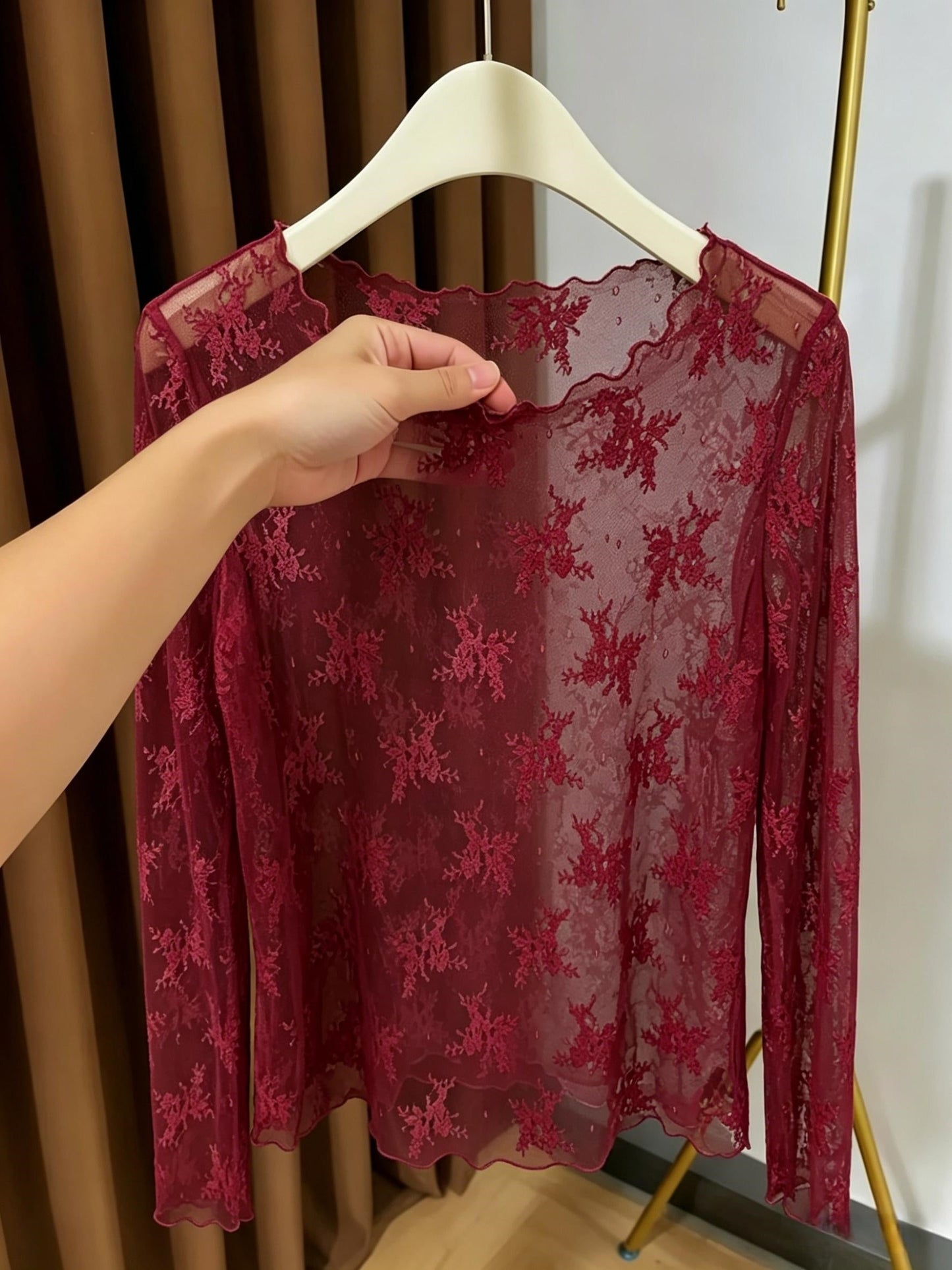 Dame langermet skjorte med blomsterbroderi og transparent design – Elegant overdel for stilfulle antrekk