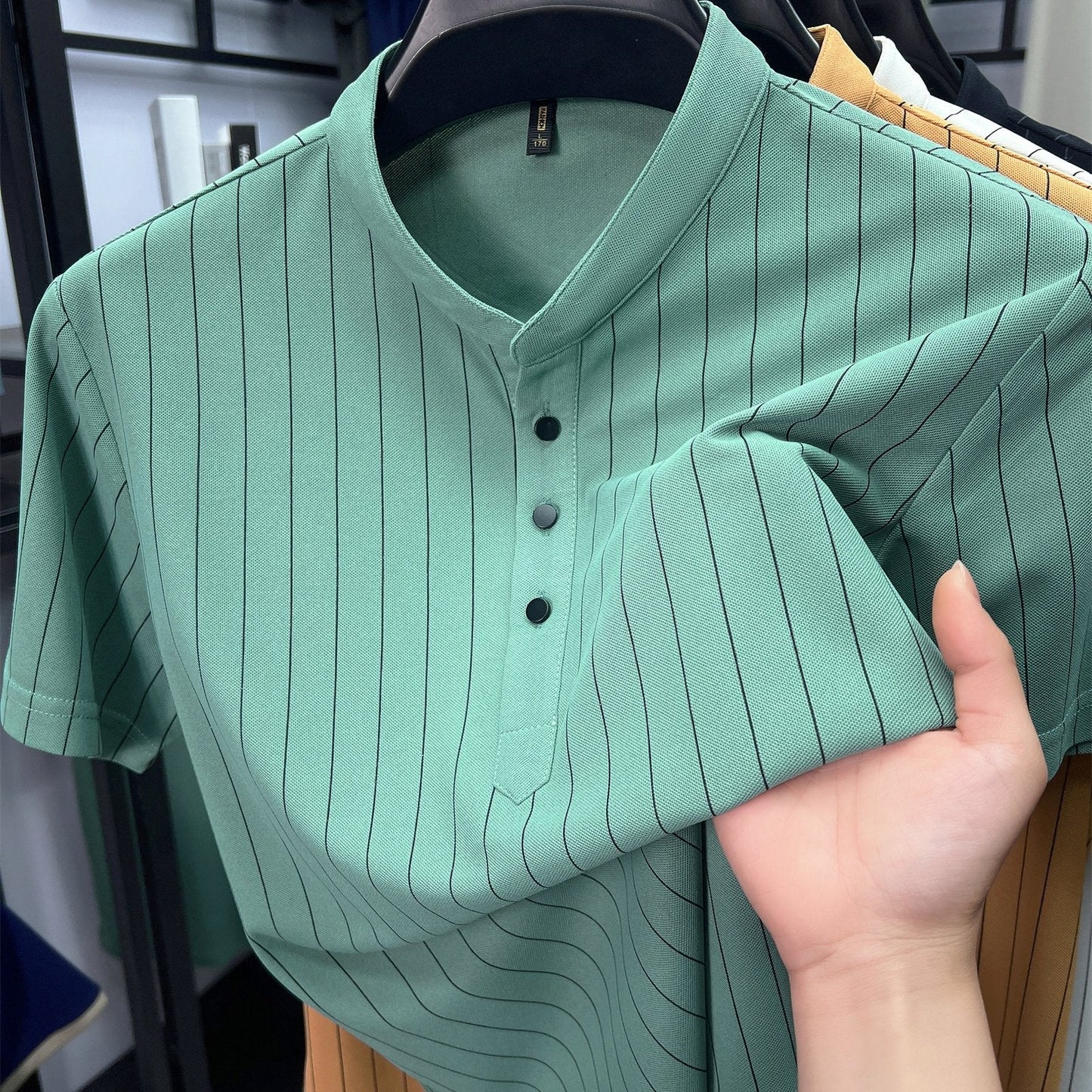 Męska koszula z krótkim rękawem, stójką i prążkami do stylizacji smart casual