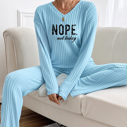 Damen Loungewear Set Gerippt mit V-Ausschnitt & Hose – "NOPE not today" Aufdruck