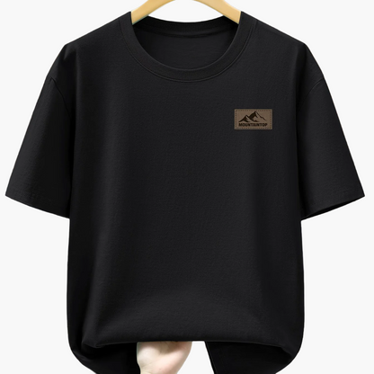 Herre T-skjorte med minimalistisk fjell-logo – fritid, urban stil, perfekt for hverdag og helg