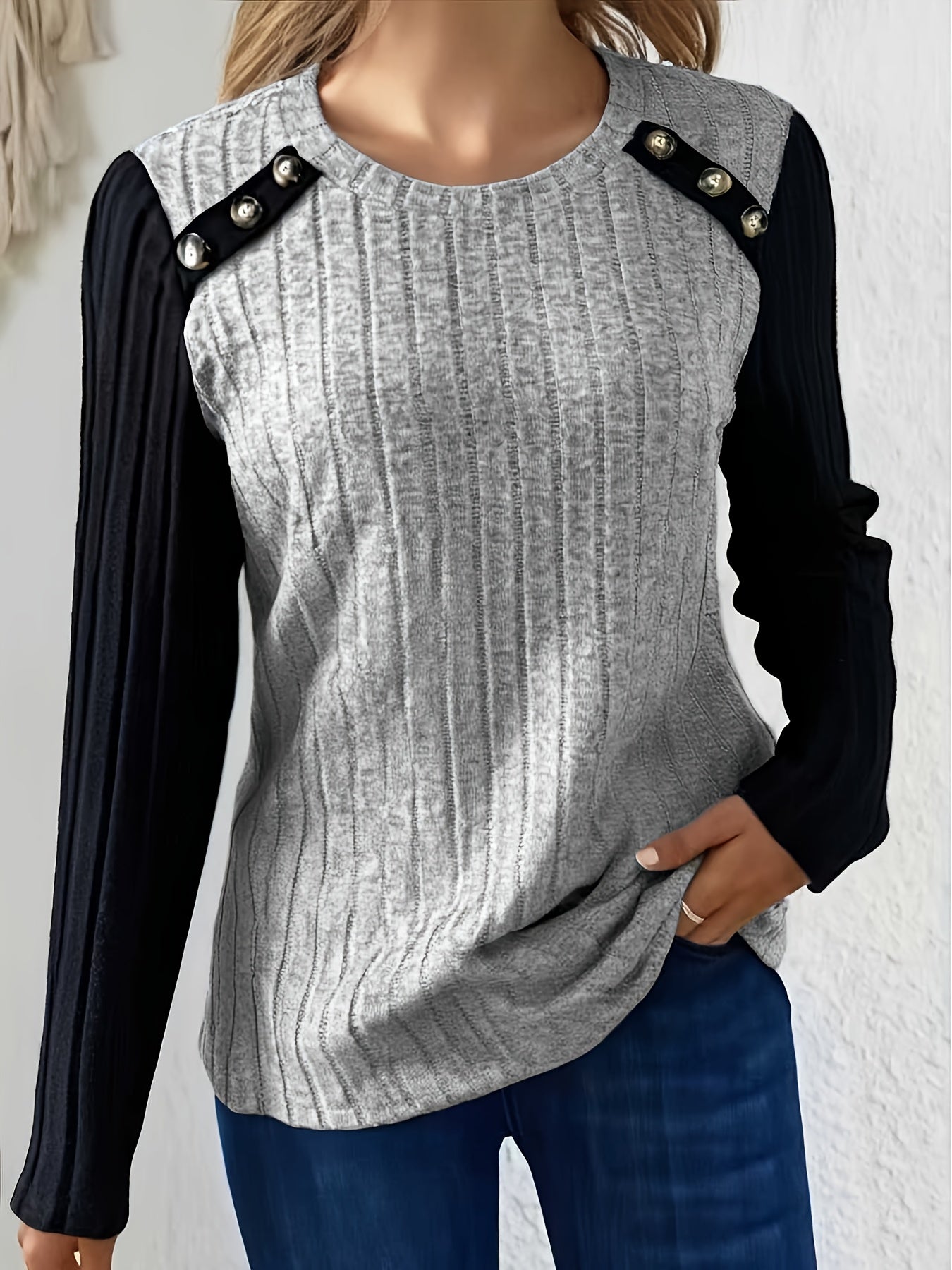 Langærmet dameshirt med rund hals, ribstrik og knapper på skuldrene