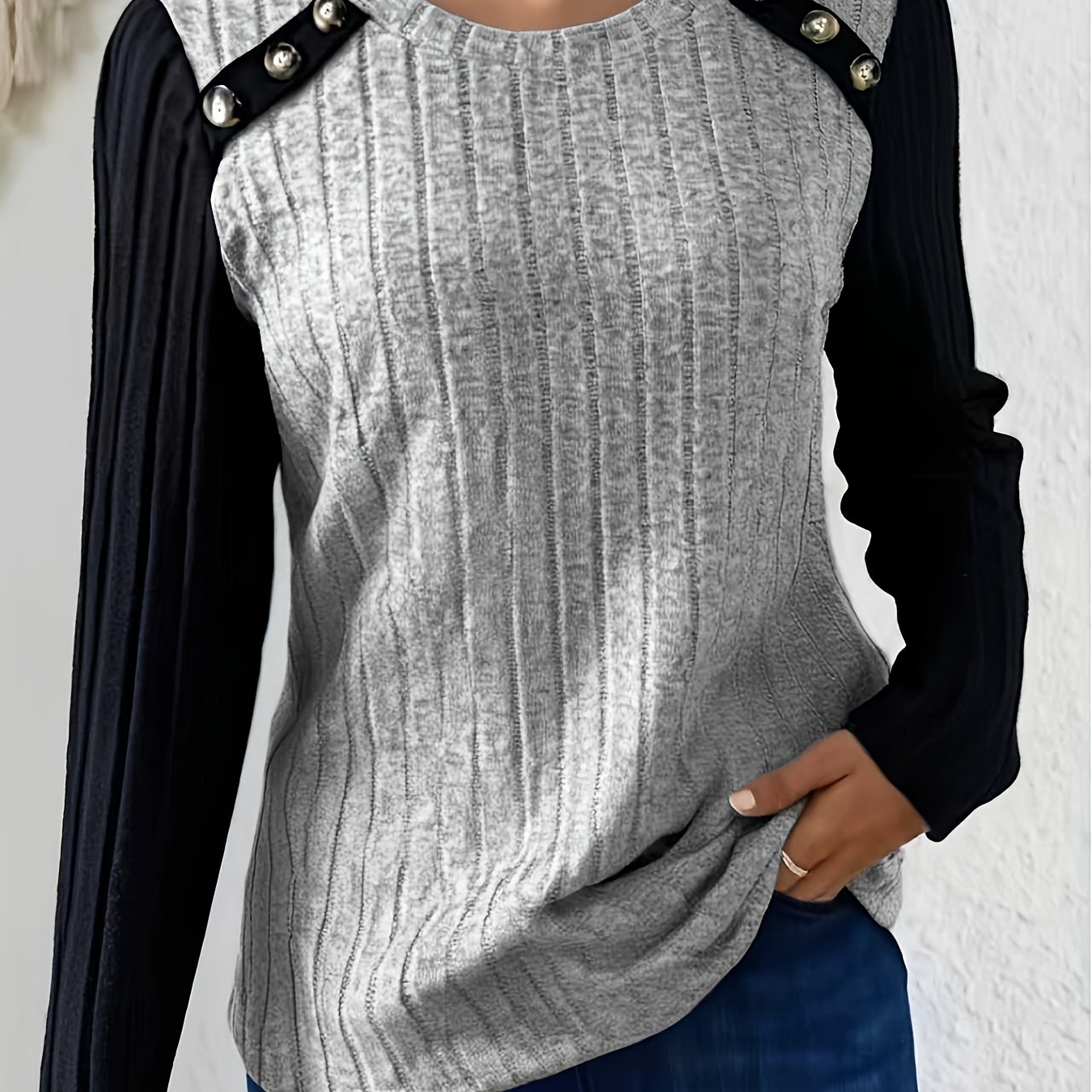 Langærmet dameshirt med rund hals, ribstrik og knapper på skuldrene