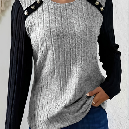 Langærmet dameshirt med rund hals, ribstrik og knapper på skuldrene