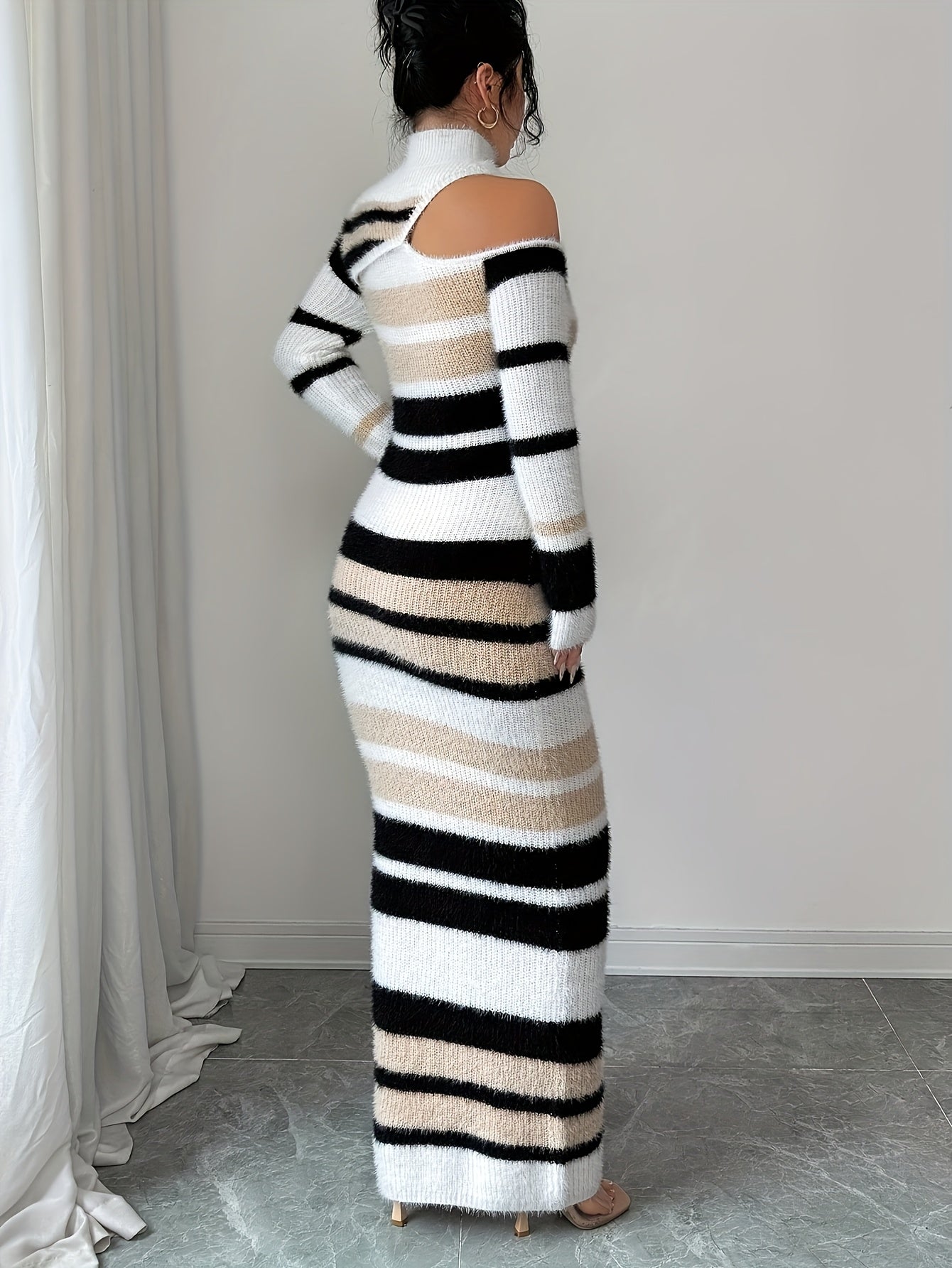 Abito maxi da donna in maglia a righe, a collo alto, con spalle cut-out