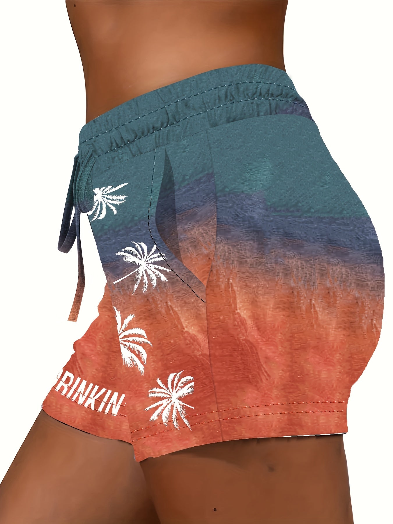 Dame fritidsshorts med palmemønster og «Day Drinkin'»-tekst – Perfekt for ferie og sommer