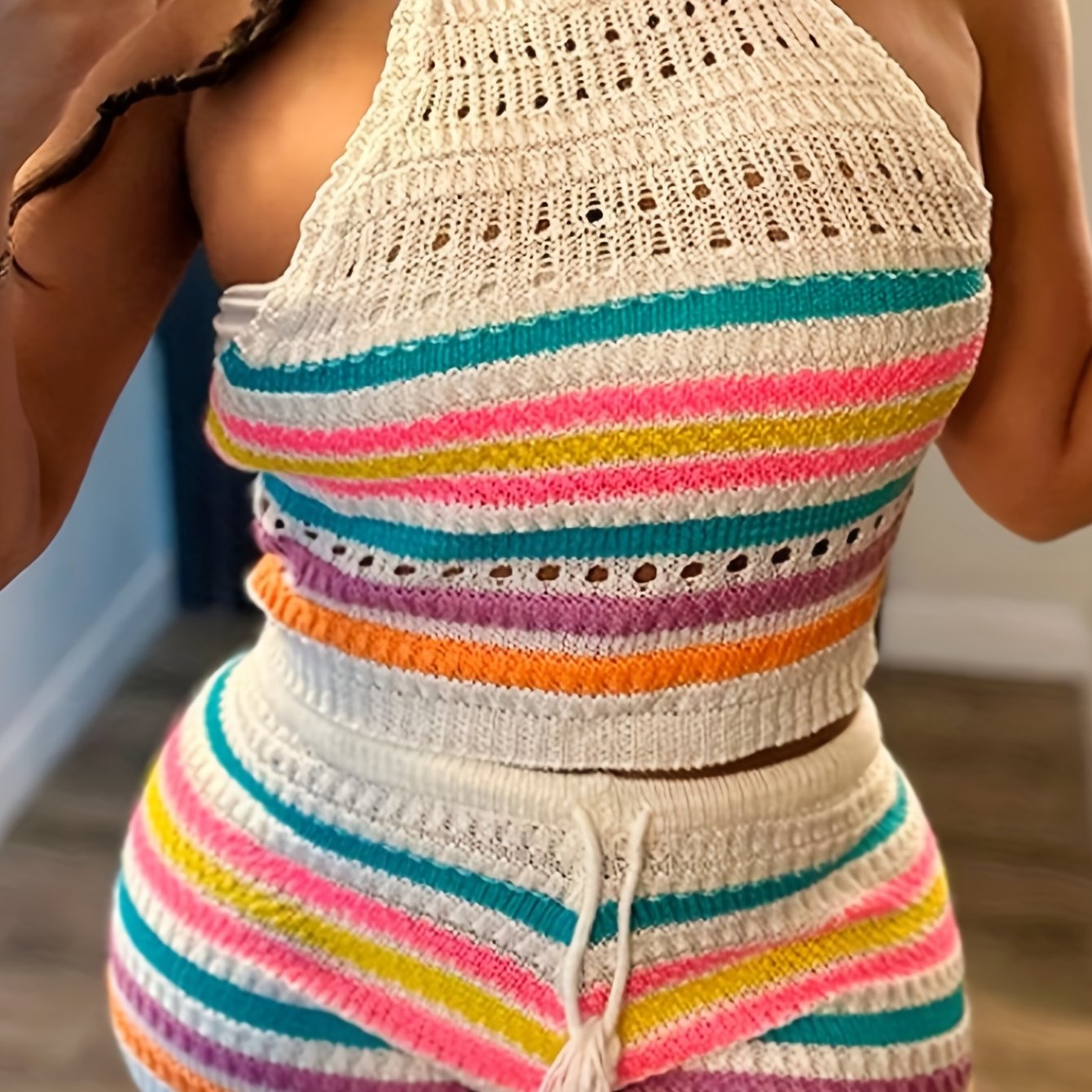 Dame Y2K strikkesett med halterneck og fargerike striper – moteriktig sommerantrekk