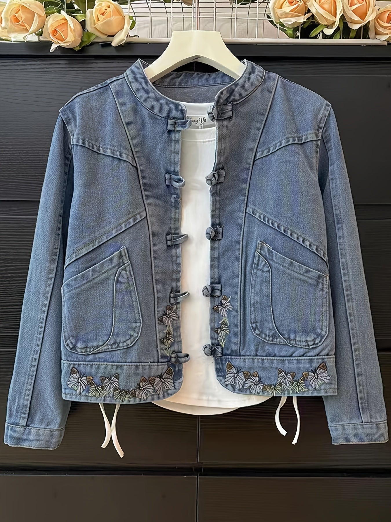 Lyseblå denimjakke til damer med broderede sommerfugle, ståkrave og kort snit