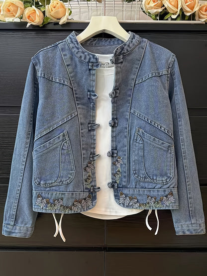 Lyseblå denimjakke til damer med broderede sommerfugle, ståkrave og kort snit