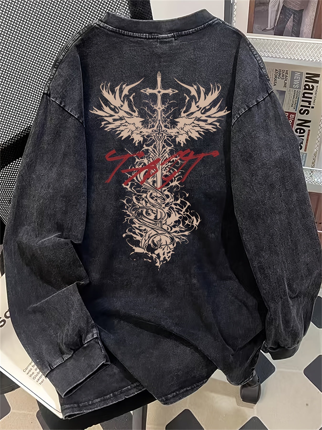 Unisex-langærmet T-shirt i sort med rygtryk af sværd og vinger i vintage-look