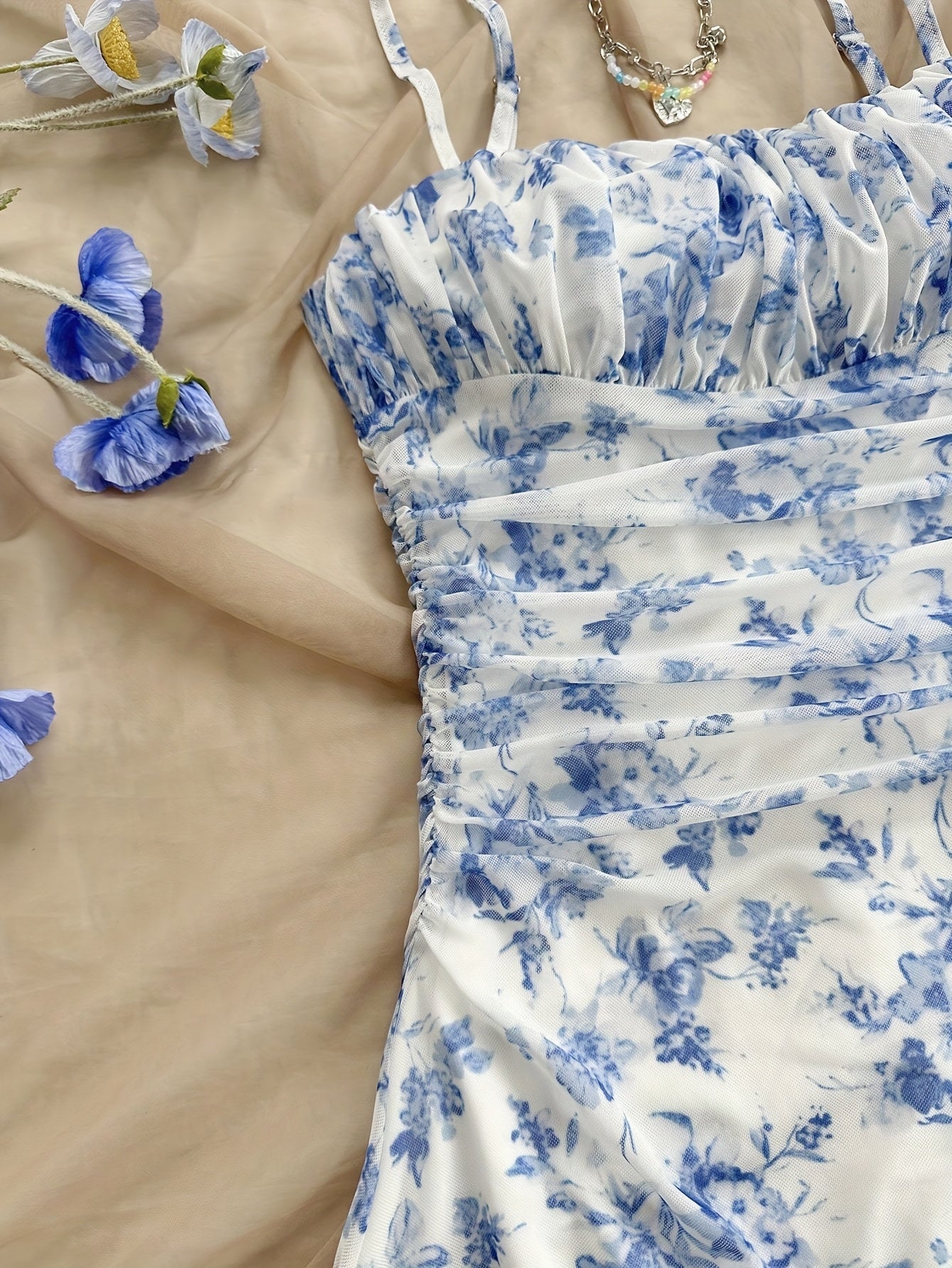 Dame sommerkjole elegant med blomsterprint og spaghetti-stropper – Perfekt til ferie og fritid