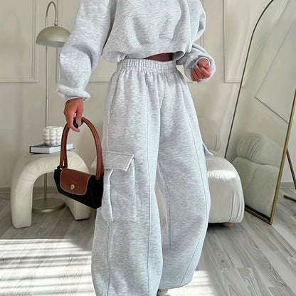 Completo da casa da donna grigio a due pezzi: felpa corta e pantaloni cargo