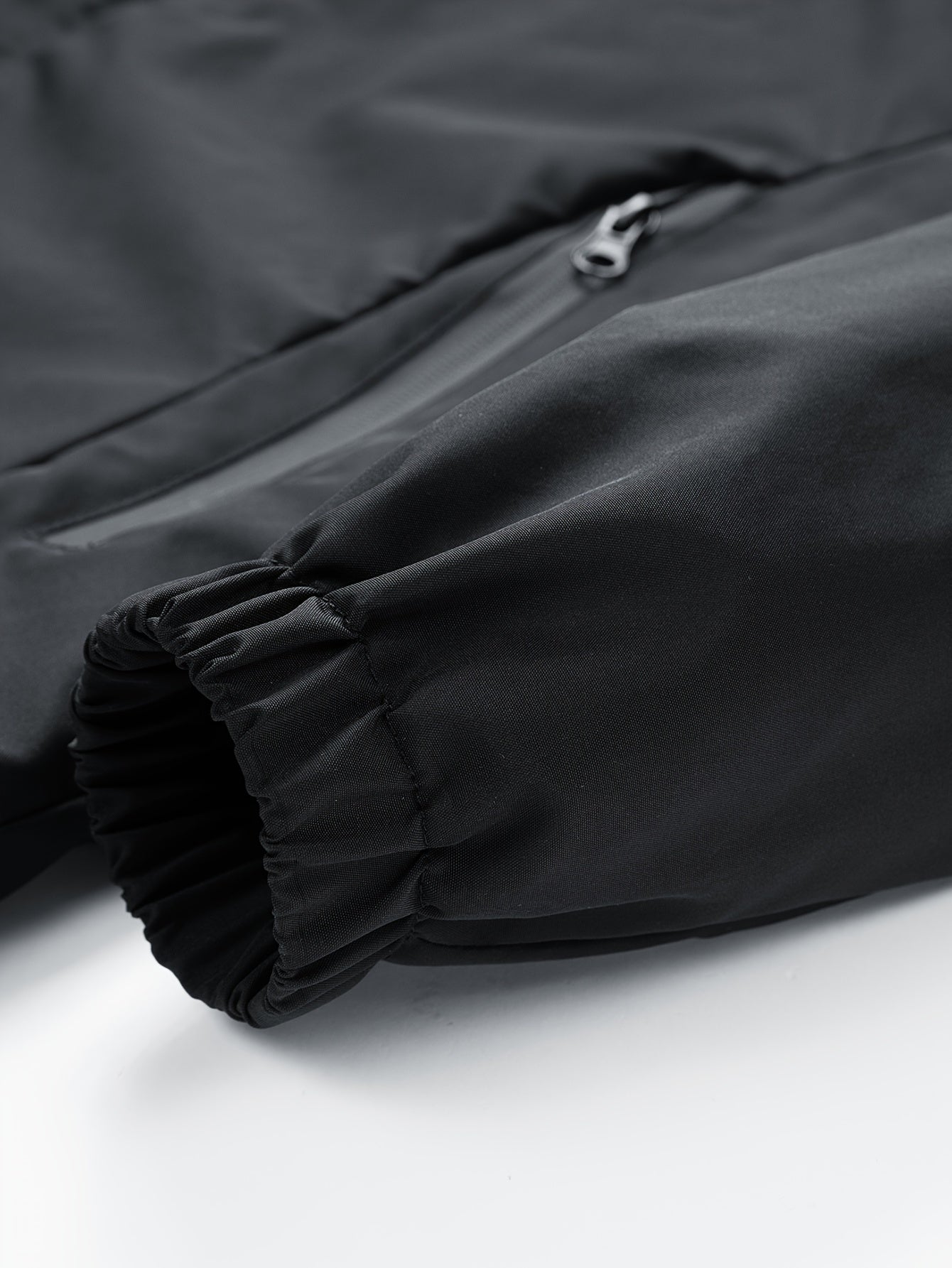 Schwarze Jacke mit Kapuze und rotem Drachen-Stickerei