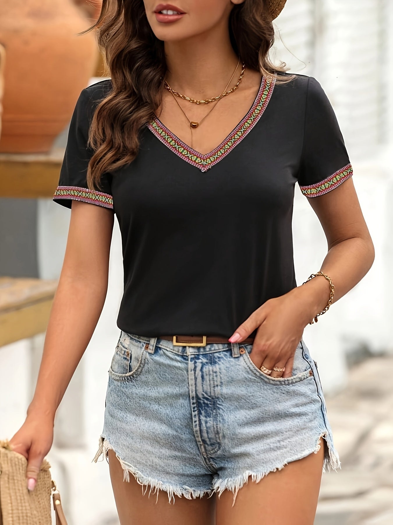 T-shirt elegante da donna con bordatura etnica e scollo a V per primavera ed estate