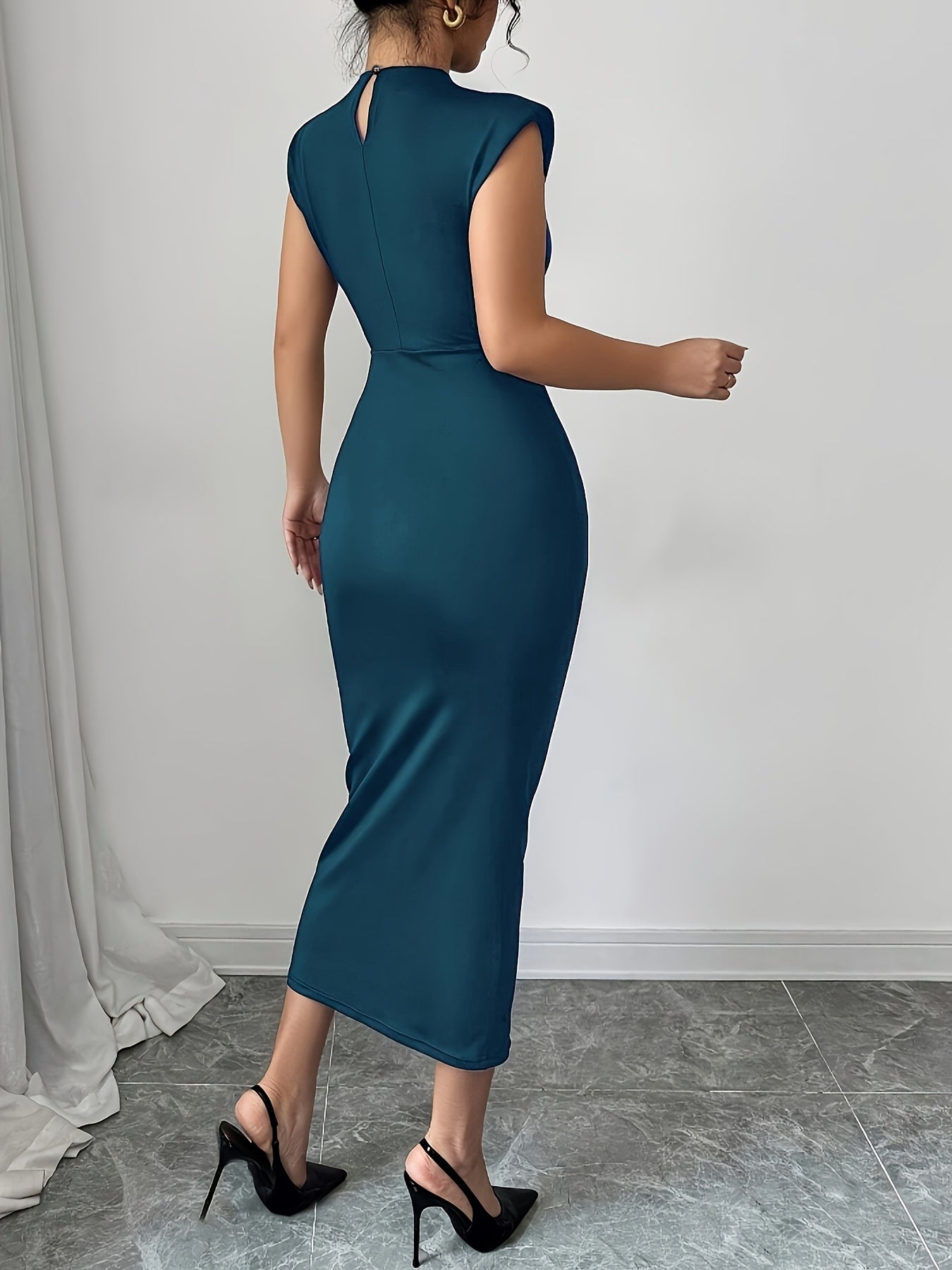 Abito midi aderente elegante da donna con spalle accentuate e dettaglio in vita – Perfetto per occasioni speciali