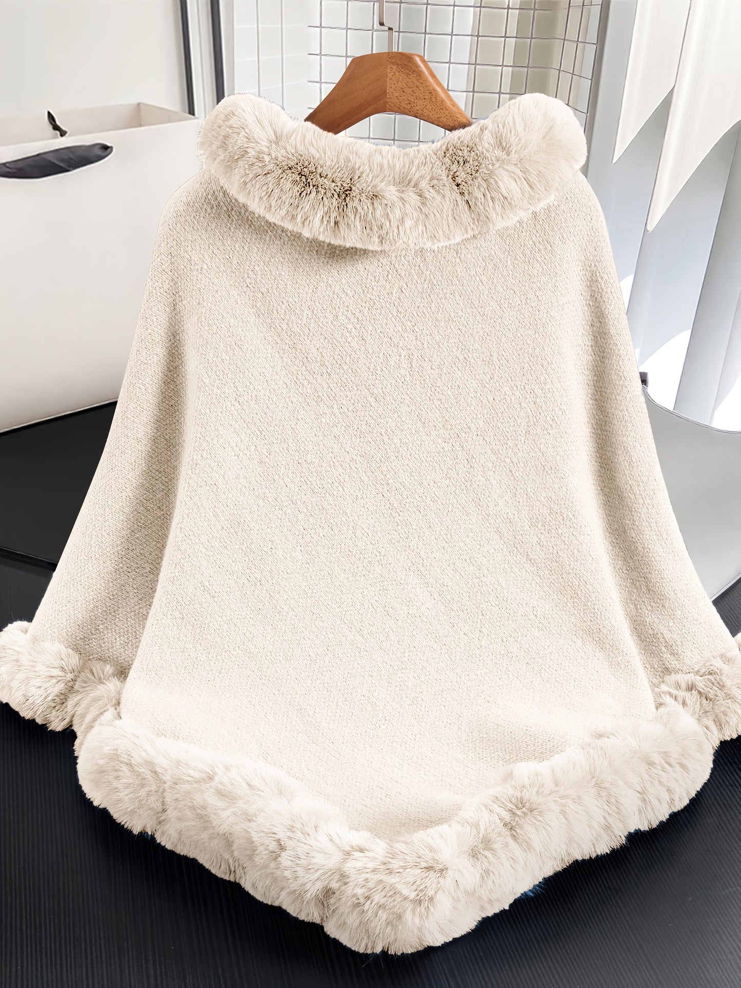 Strickponcho Damen mit Kunstfellbesatz Zopfmuster Kapuze