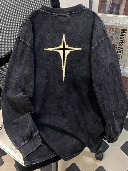 Unisex-langærmet T-shirt i sort med vasket look, stjernemotiv og oversize-pasform