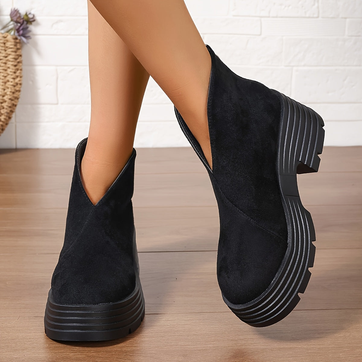 Damen Plateaustiefel mit V-Ausschnitt, robuster Sohle und Reißverschluss hinten