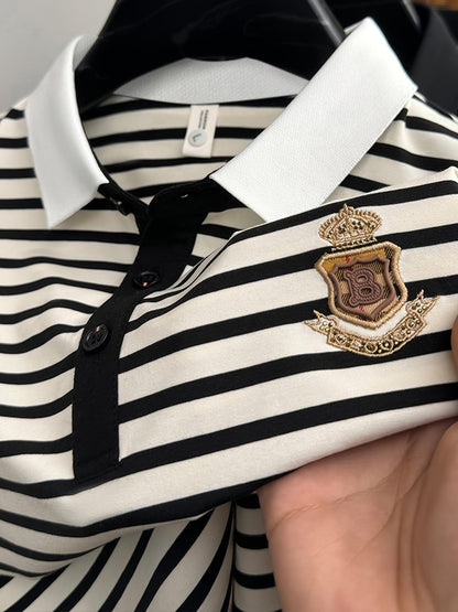 Męska koszulka polo w paski z emblematem na piersi – klasyczna, z krótkim rękawem, styl smart casual