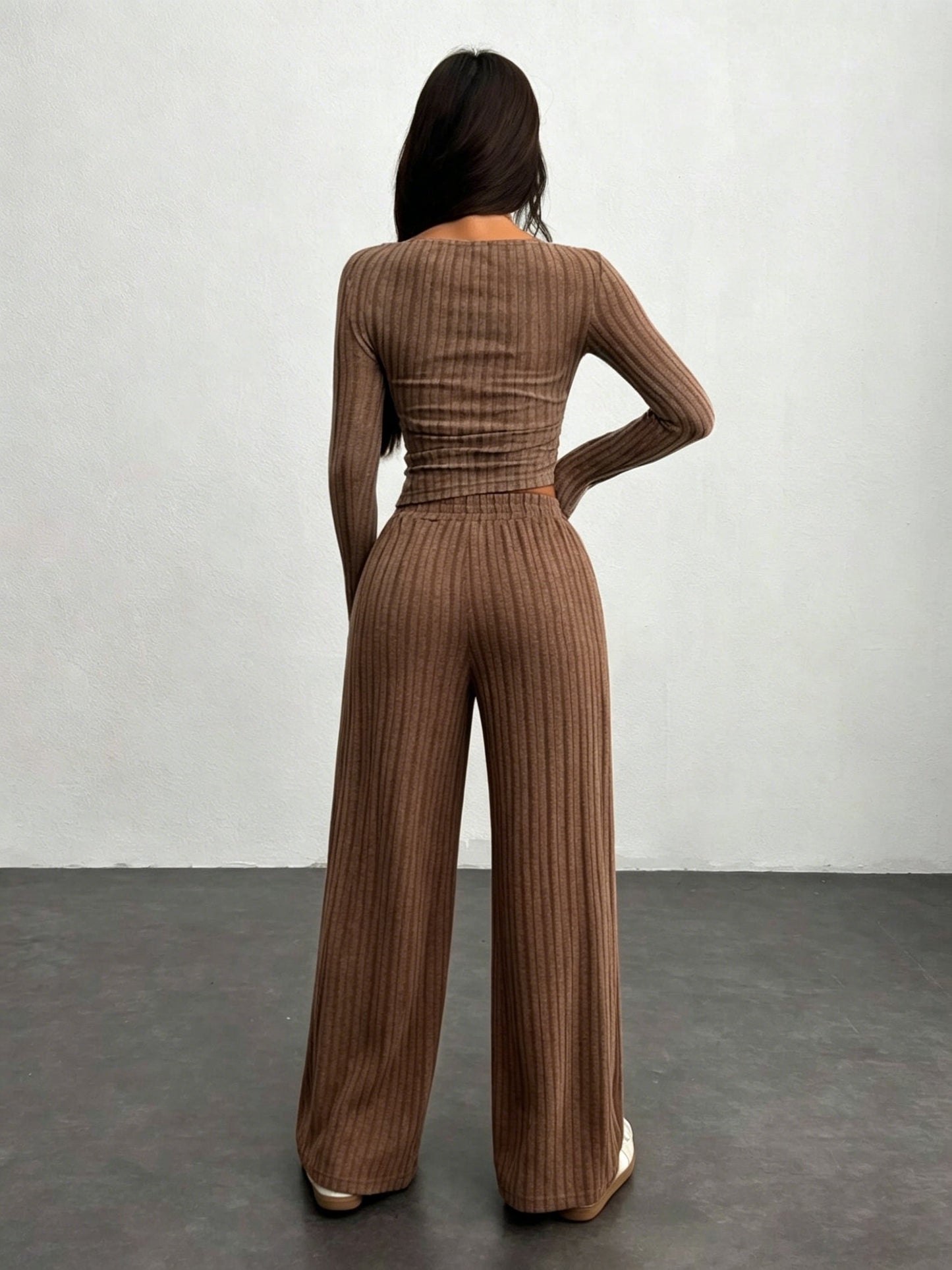 Completo loungewear a coste da donna, top corto a maniche lunghe e pantaloni ampi, grigio
