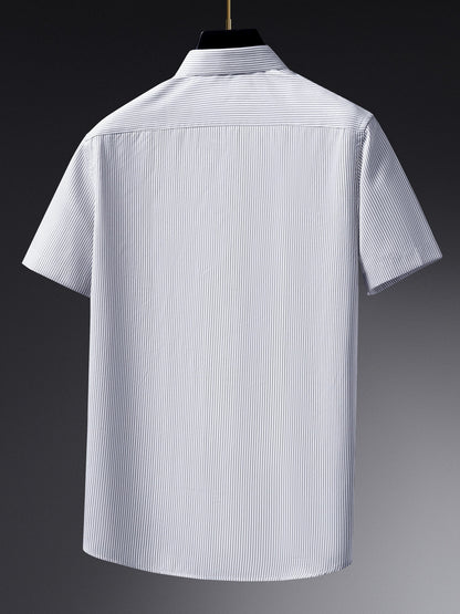 Camicia da uomo a maniche corte business con classiche righe e colletto moderno – Elegante outfit casual e da ufficio