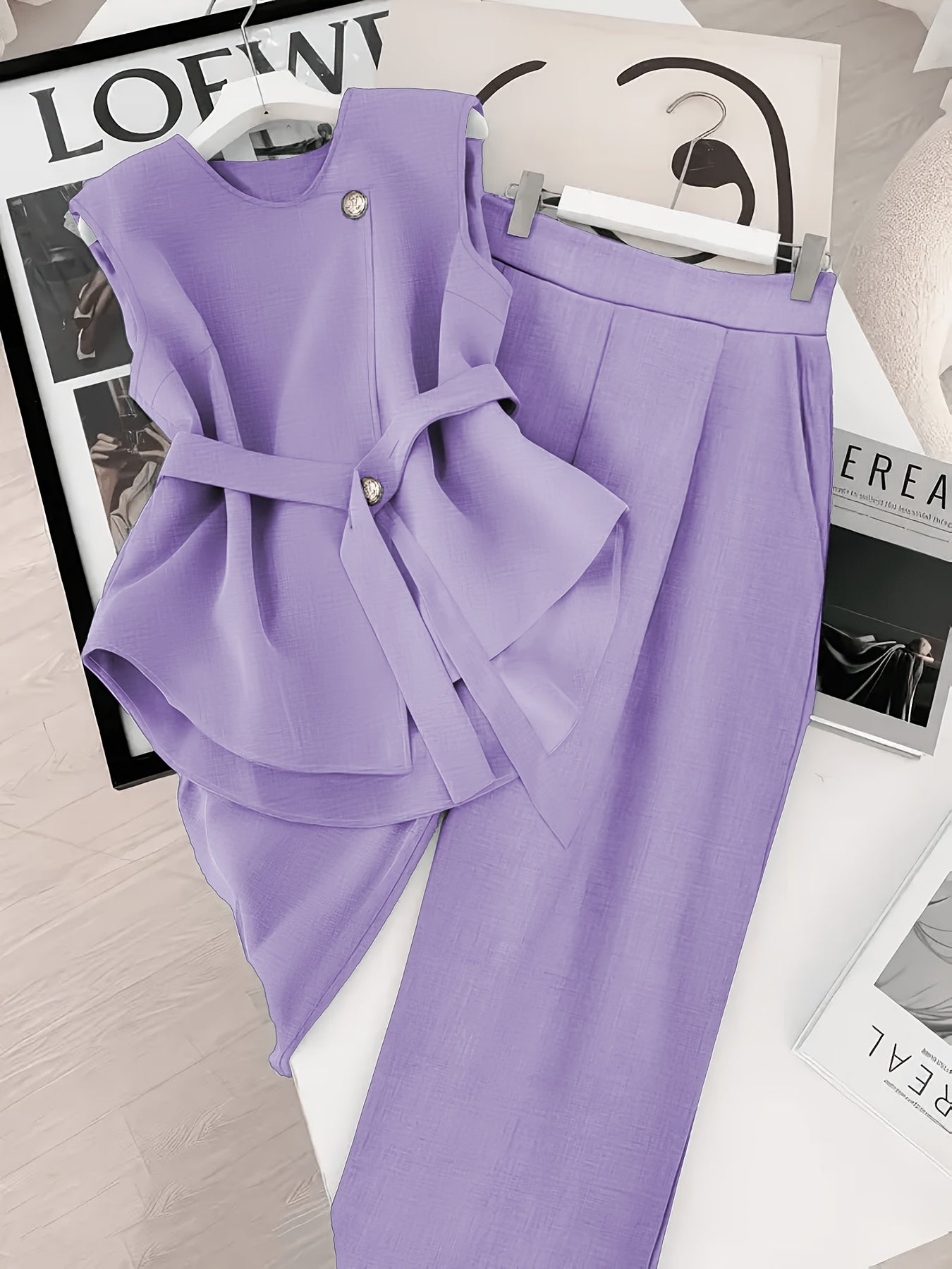 Conjunto de dos piezas para mujer – Elegante atuendo de negocios con blusa asimétrica y pantalones anchos – Moderno y estilizado para oficina y eventos