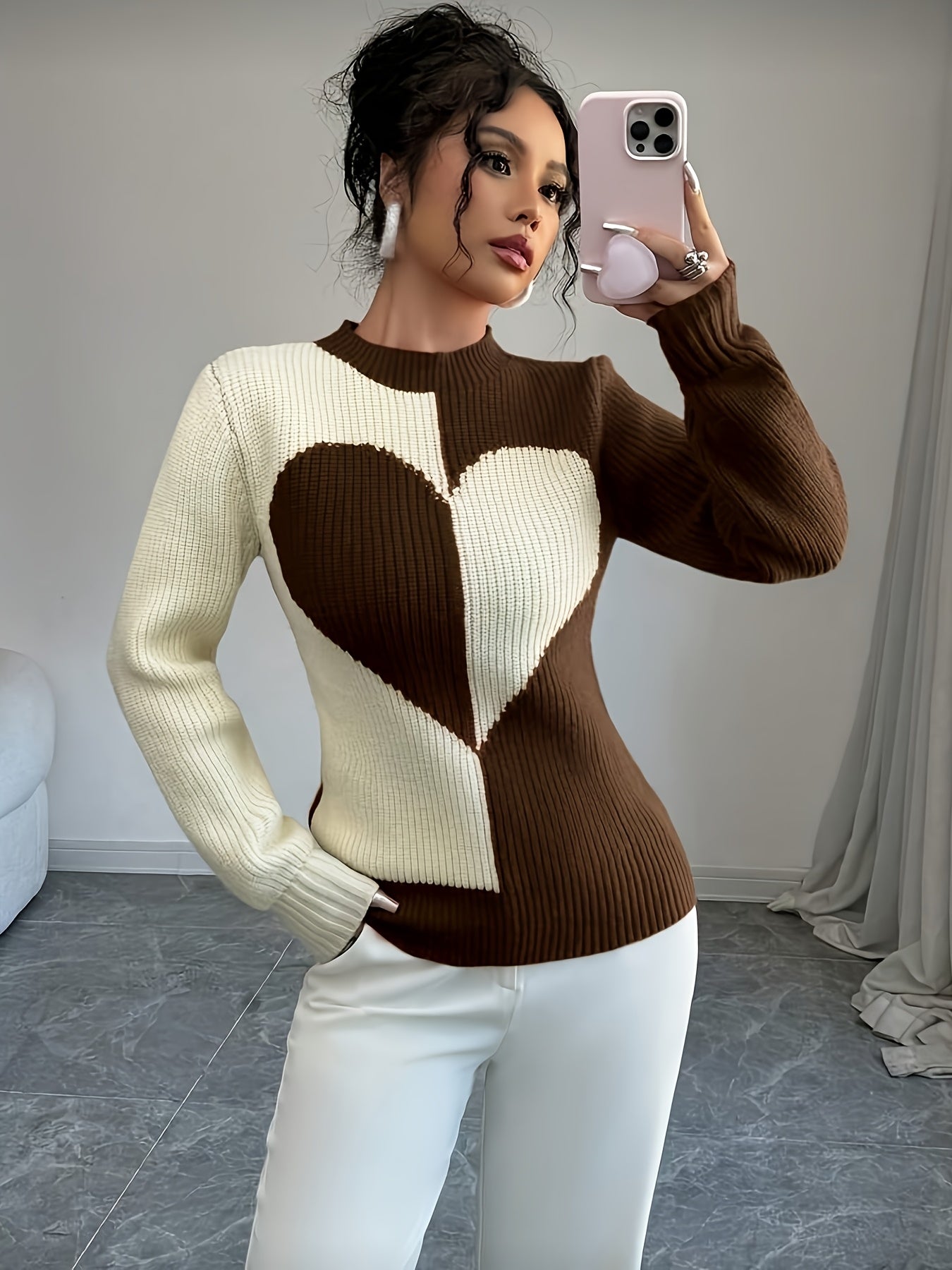 Pullover in maglia bicolore con motivo a cuori e collo alto da donna