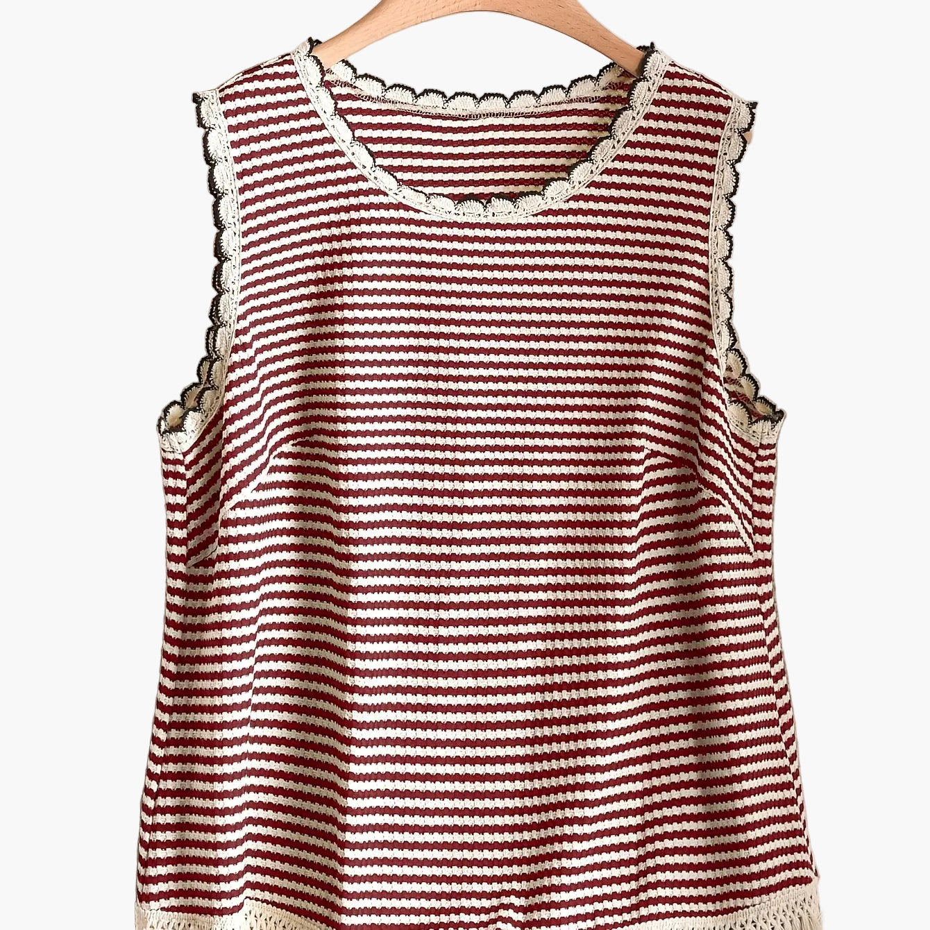 Dame strikket topp i boho-stil med striper og frynser, ermeløs – Perfekt for vår og sommer