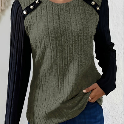 Langærmet dameshirt med rund hals, ribstrik og knapper på skuldrene