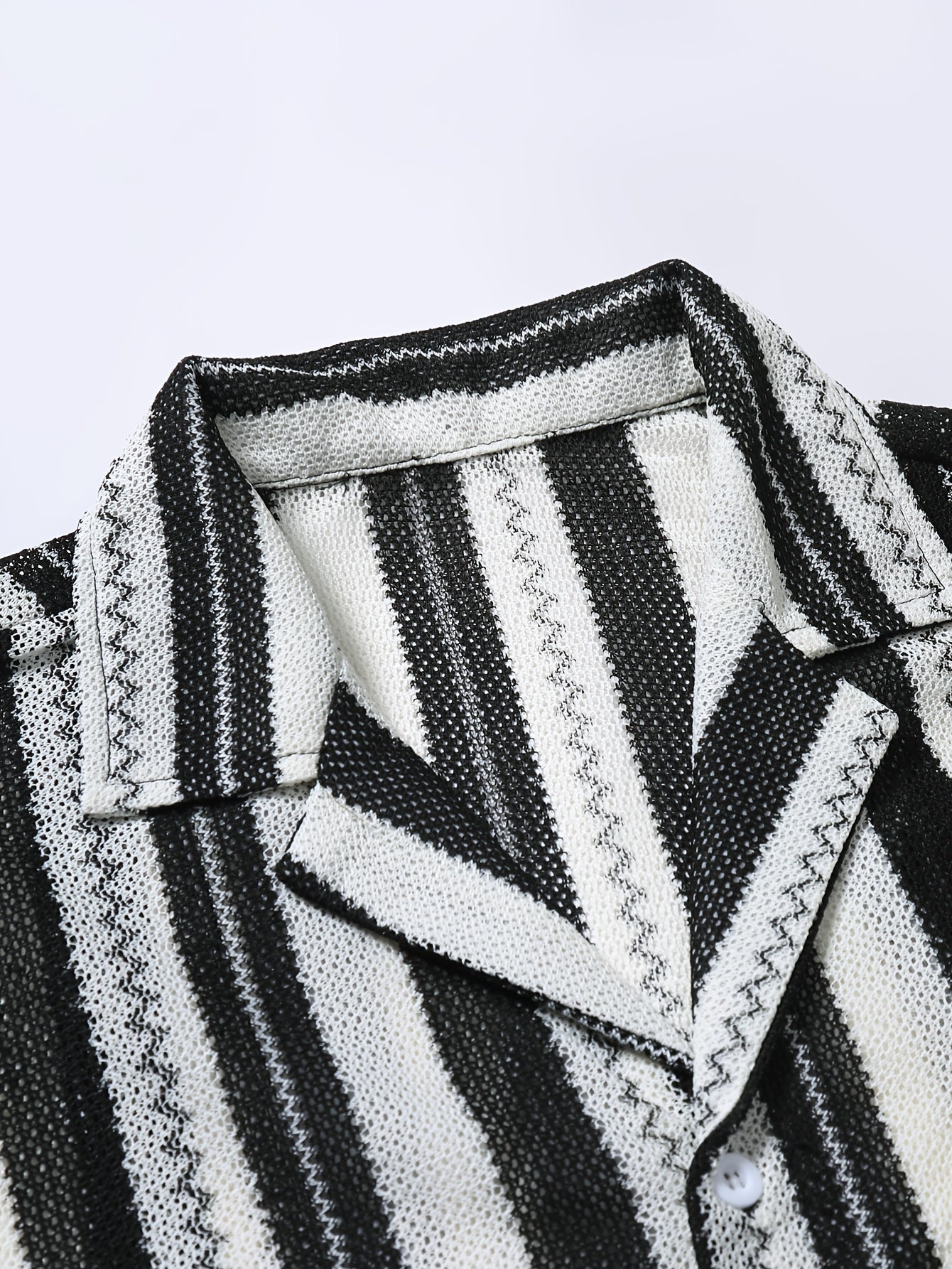 Camisa casual de resort para hombre con patrón de rayas verticales y tejido abierto – Perfecta para vacaciones y verano