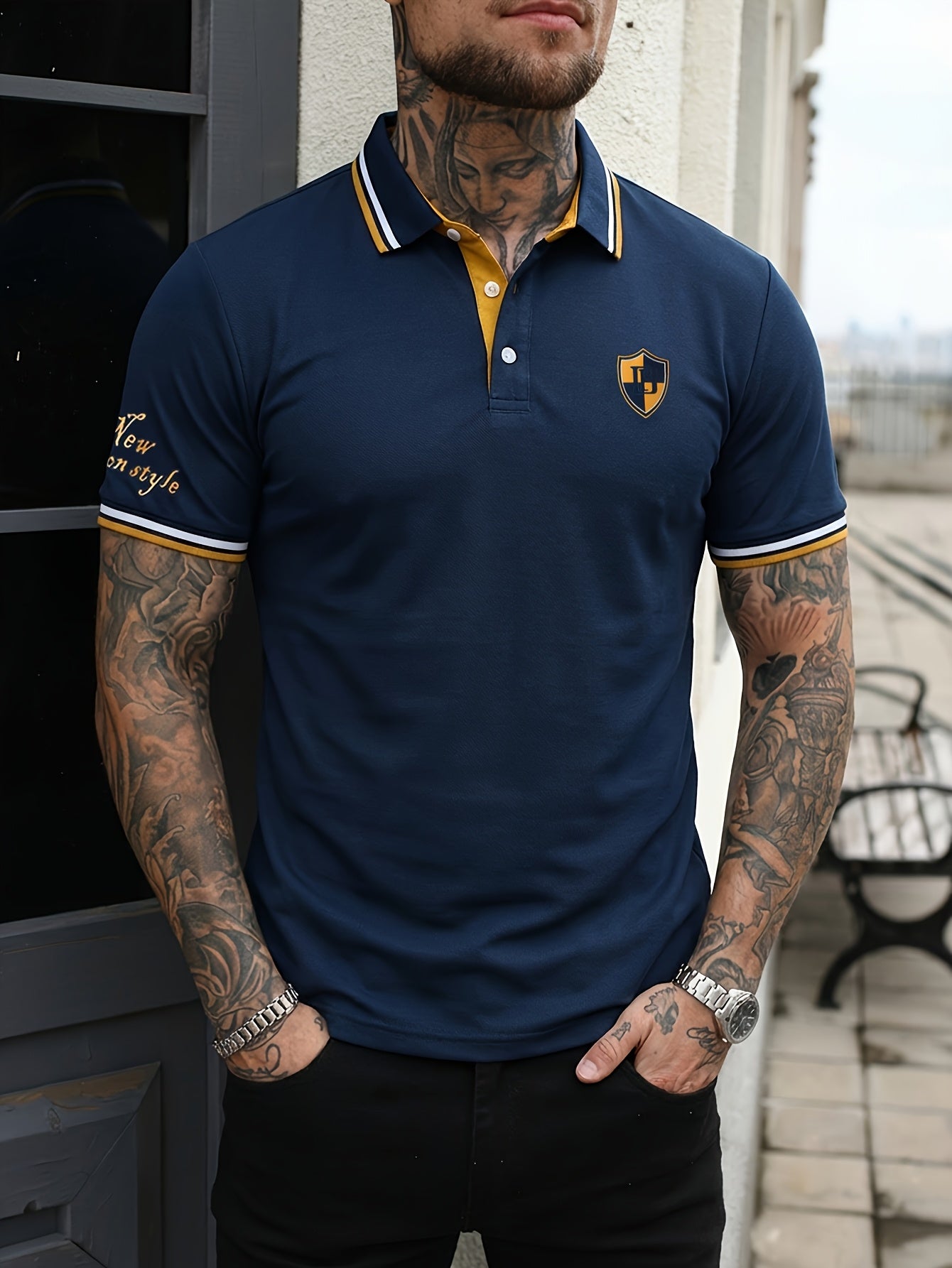 Polo para hombre estilo casual universitario con detalles en contraste y bordado – manga corta para uso diario y tiempo libre
