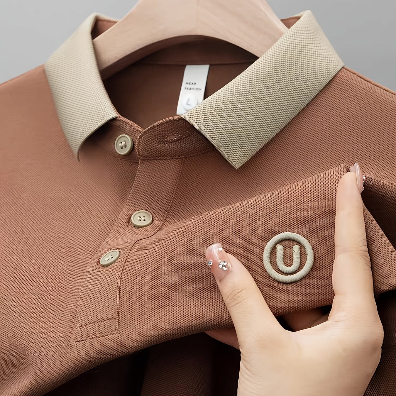 Herre poloshirt med kontrastkrave og broderet logo – stilfuld og afslappet til hverdag og fritid