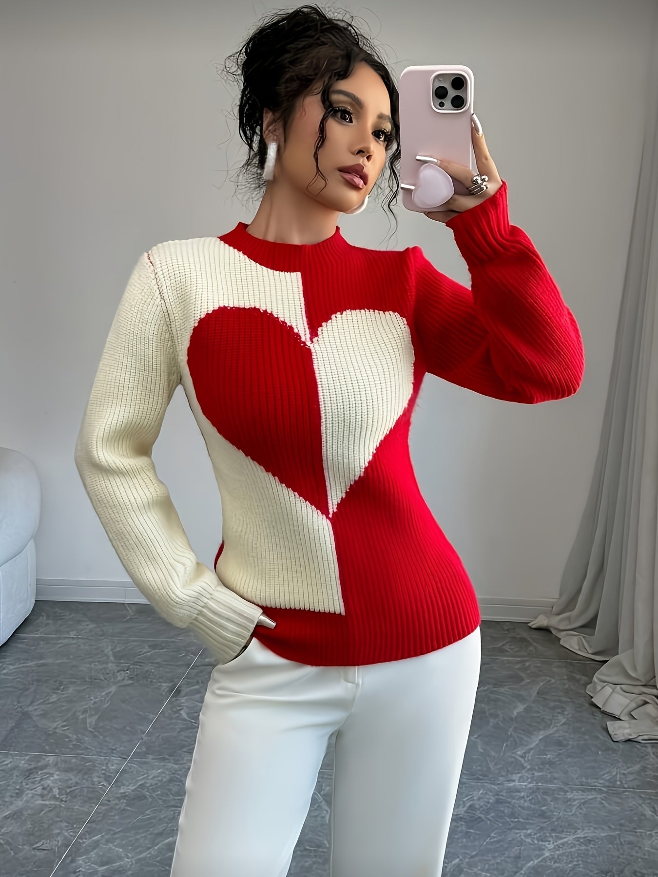 Pullover in maglia bicolore con motivo a cuori e collo alto da donna