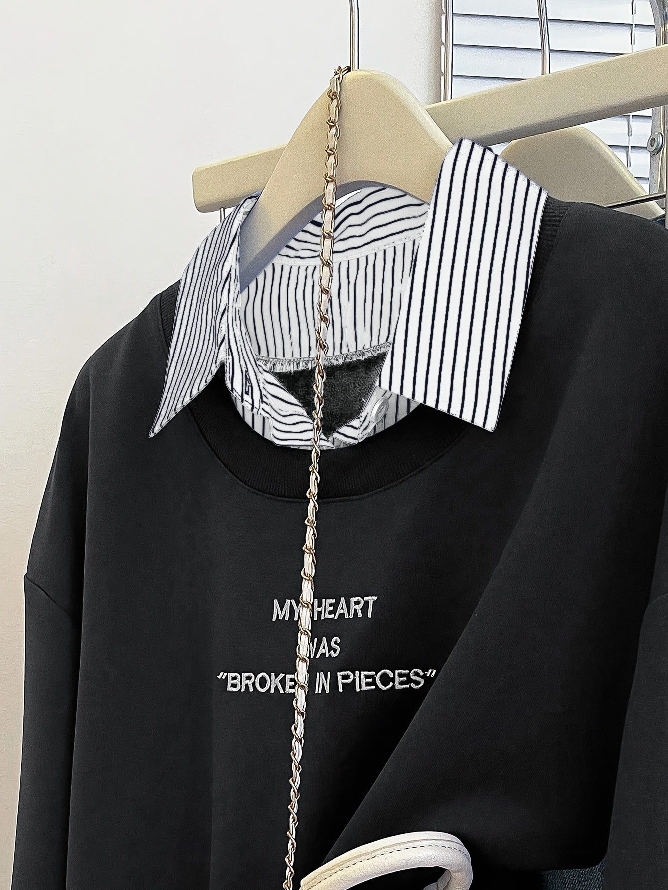Damen Sweatshirt mit Hemdkragen-Optik & Schriftzug, Zweiteilig Marineblau Gestreift